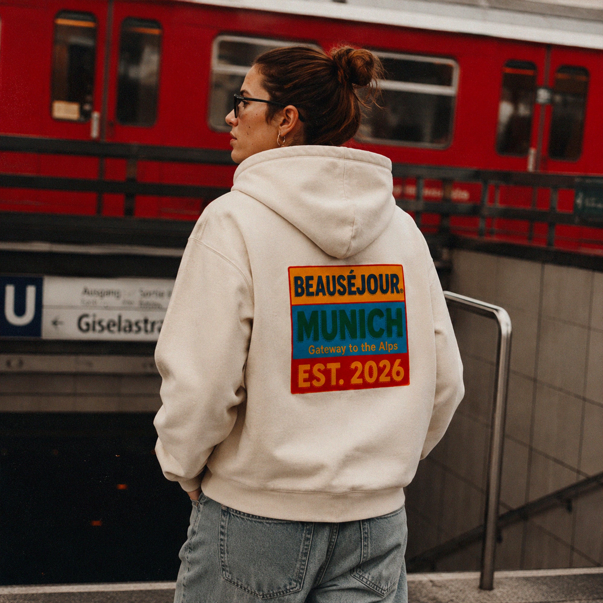 Hoodie Gateway to the Alps Beauséjour® coloris crème femme, molleton brossé 350g/m², capuche doublée à cordons, vue de face.