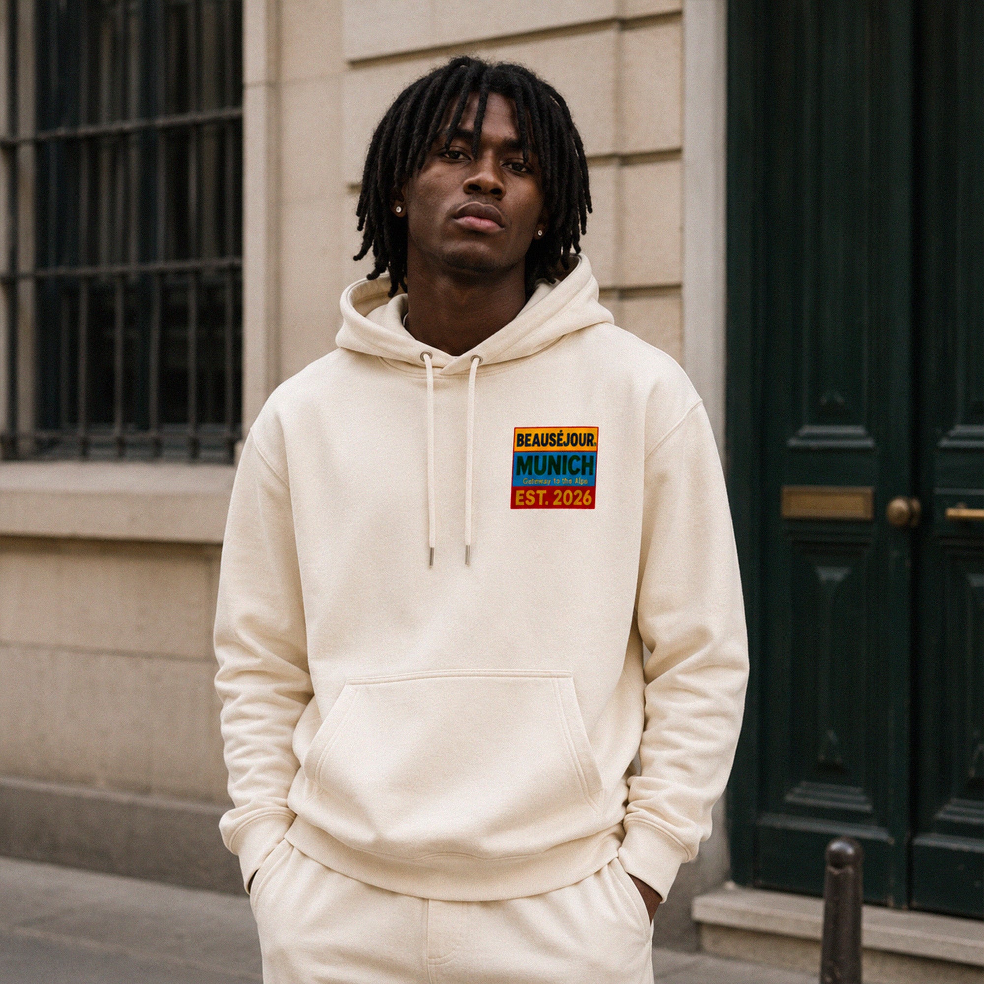 Hoodie Gateway to the Alps Beauséjour® coloris crème homme, look complet, impression graphique Gateway to the Alps.