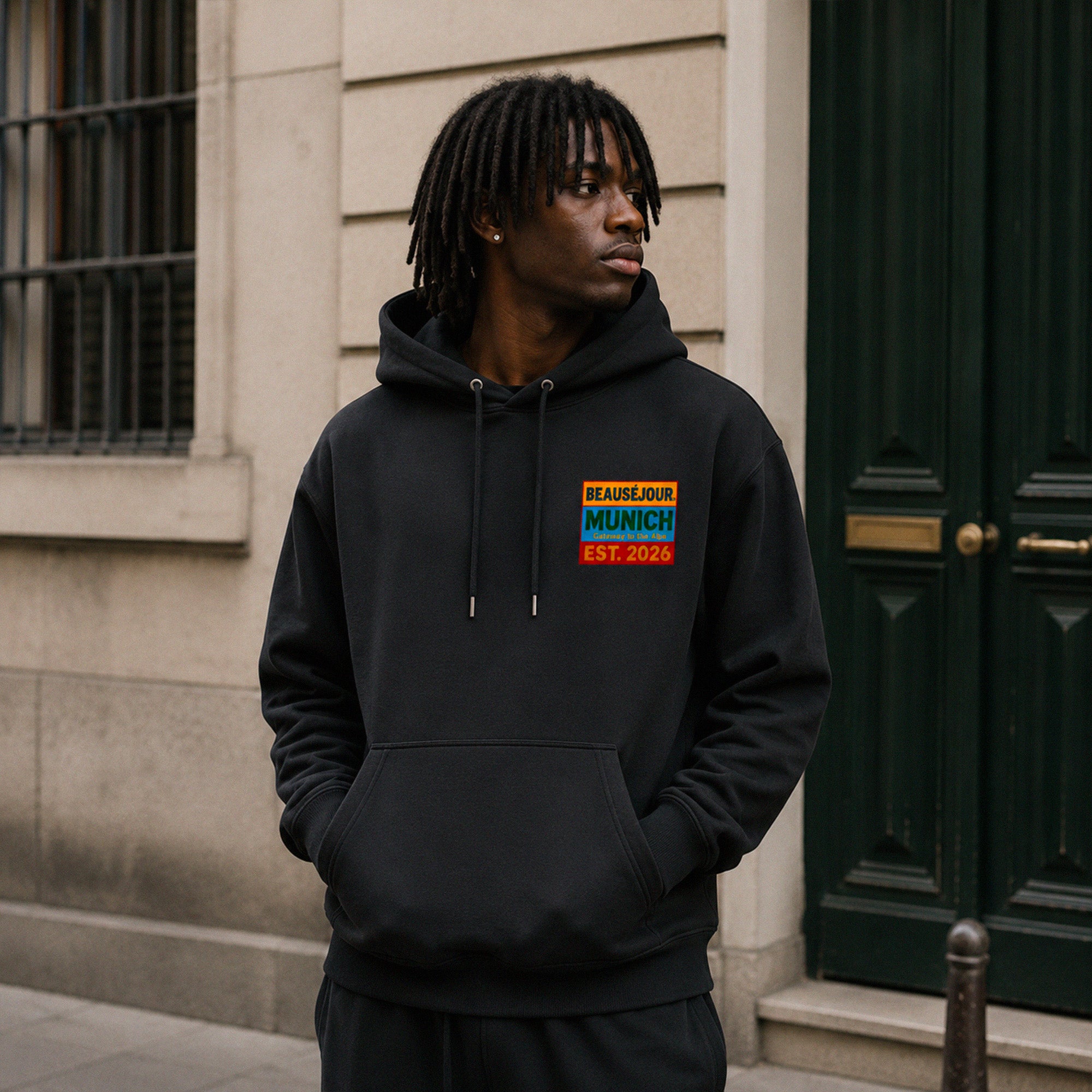 Hoodie Gateway to the Alps Beauséjour® coloris noir homme, molleton brossé 350g/m², coupe confortable, vue de face.