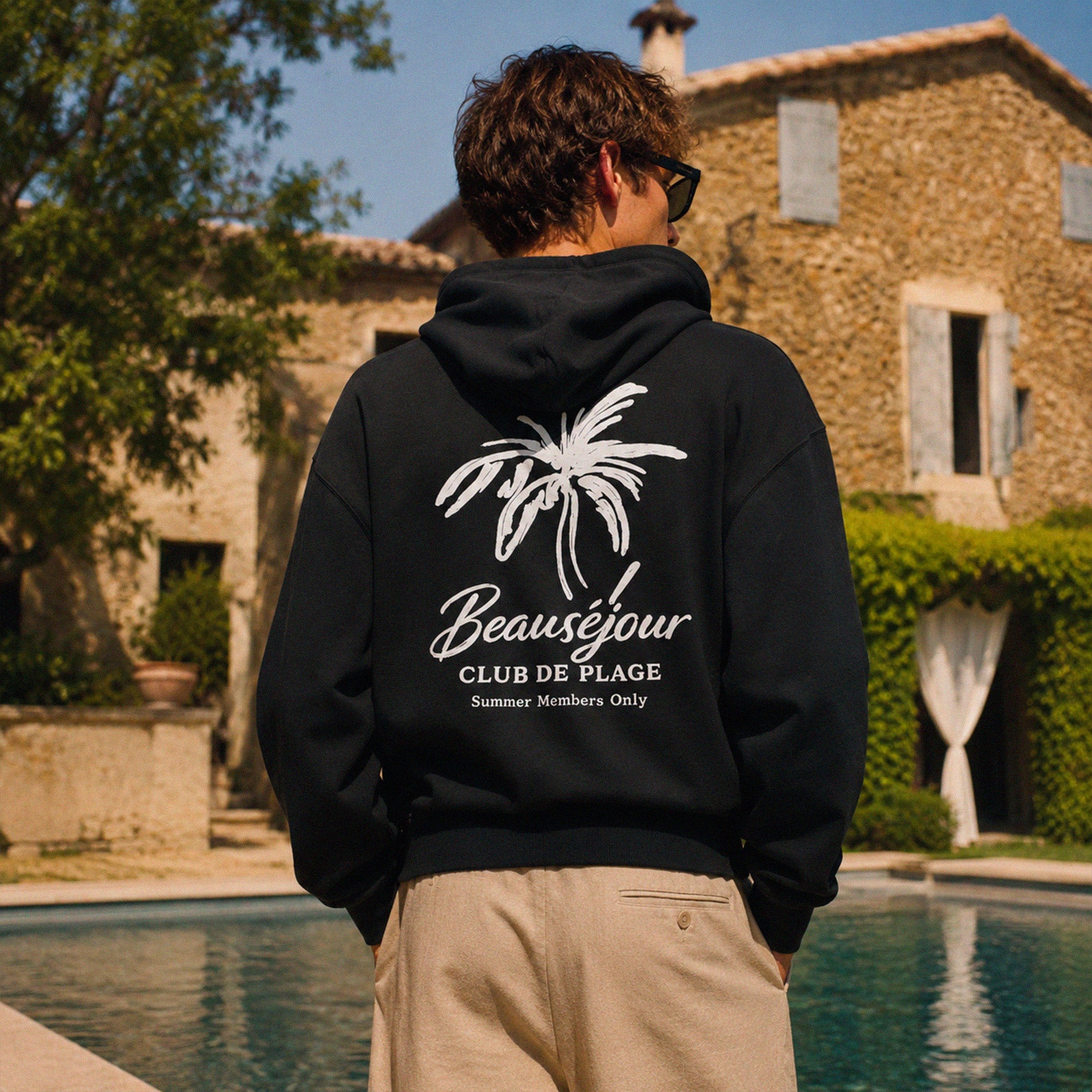 Sweat à capuche noir Club de Plage Beauséjour vue arrière avec design vintage inspiré des clubs privés de la Côte d’Azur.