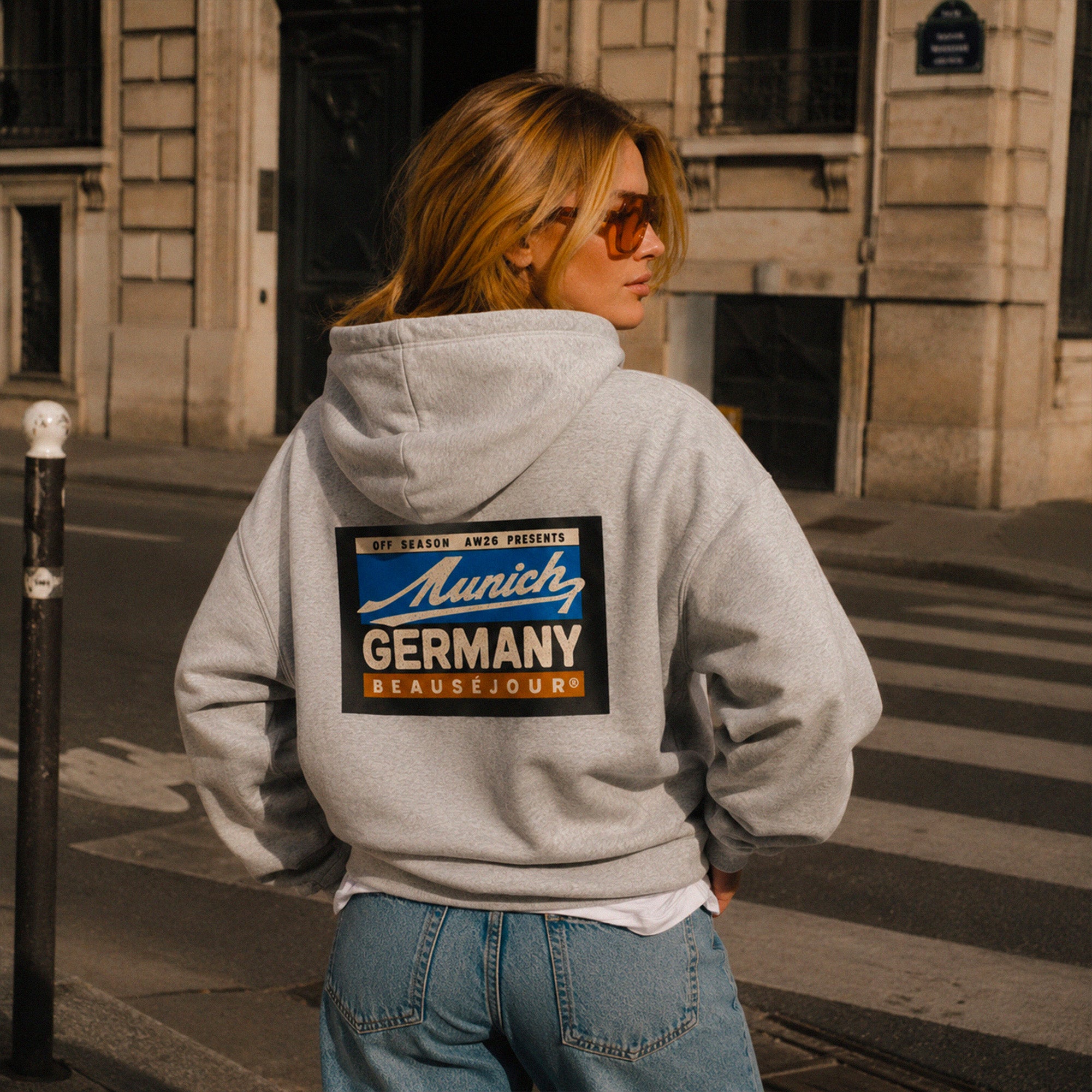 Hoodie Off Season Munich Beauséjour® coloris gris femme, impression graphique Off Season Munich dans le dos, vue de dos.