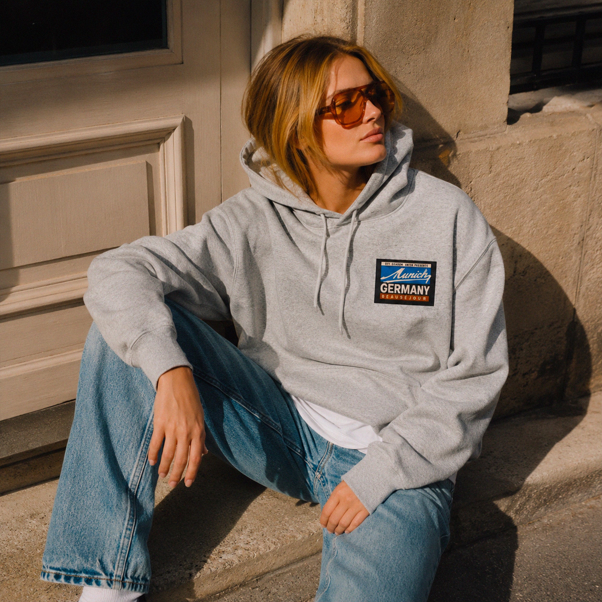 Hoodie Off Season Munich Beauséjour® coloris gris femme, molleton brossé 350g/m², capuche doublée à cordons, vue de face.