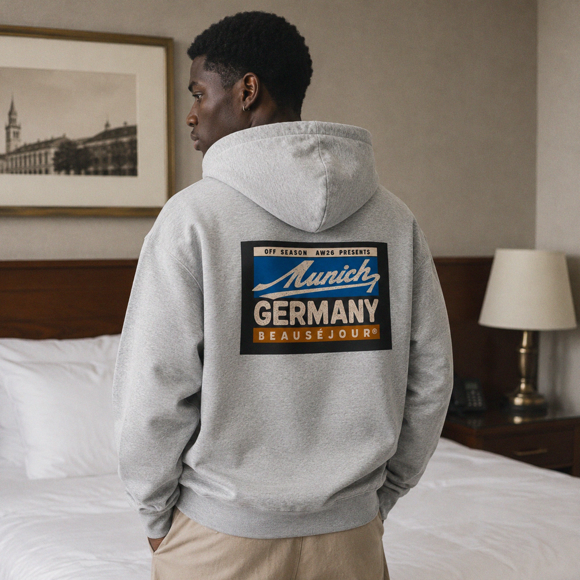 Hoodie Off Season Munich Beauséjour® coloris gris homme, impression graphique Off Season Munich dans le dos, vue de dos.