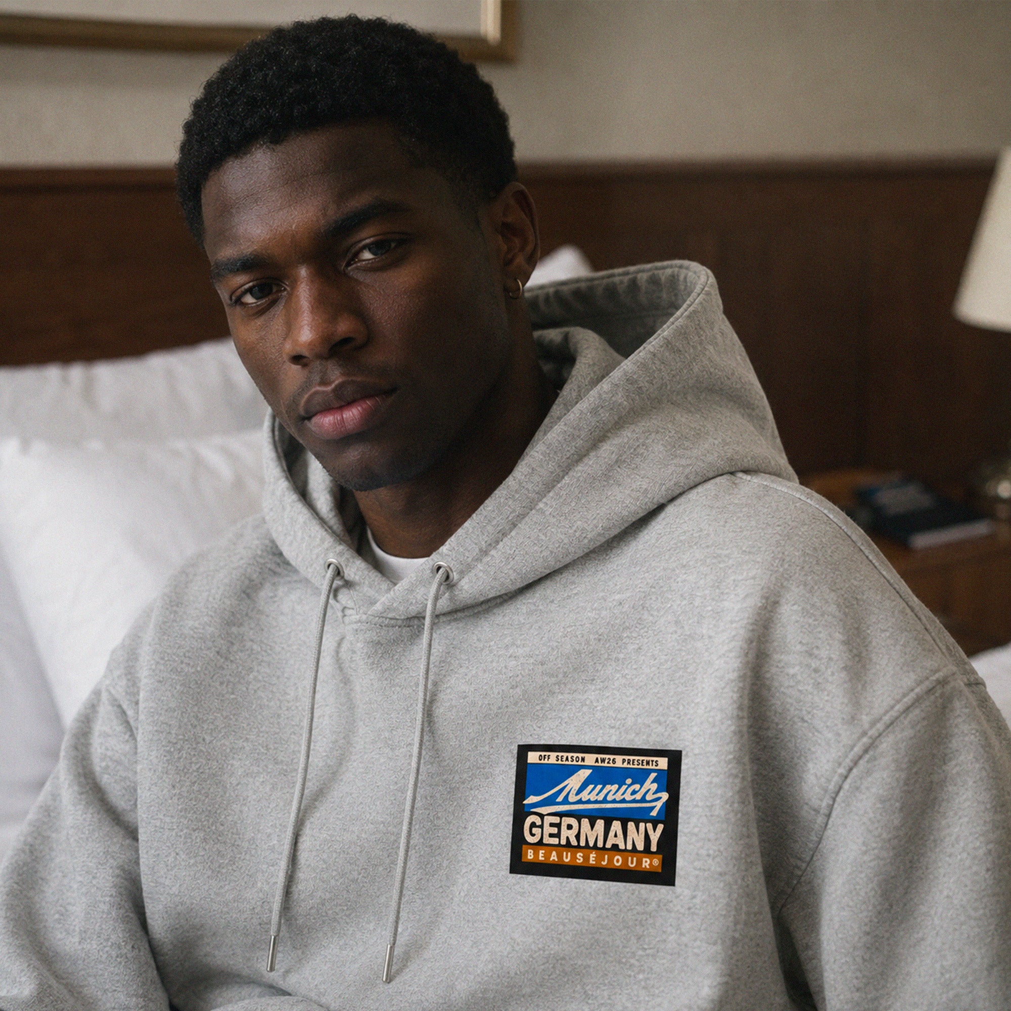 Hoodie Off Season Munich Beauséjour® coloris gris homme, molleton brossé 350g/m², coupe confortable, vue de face.