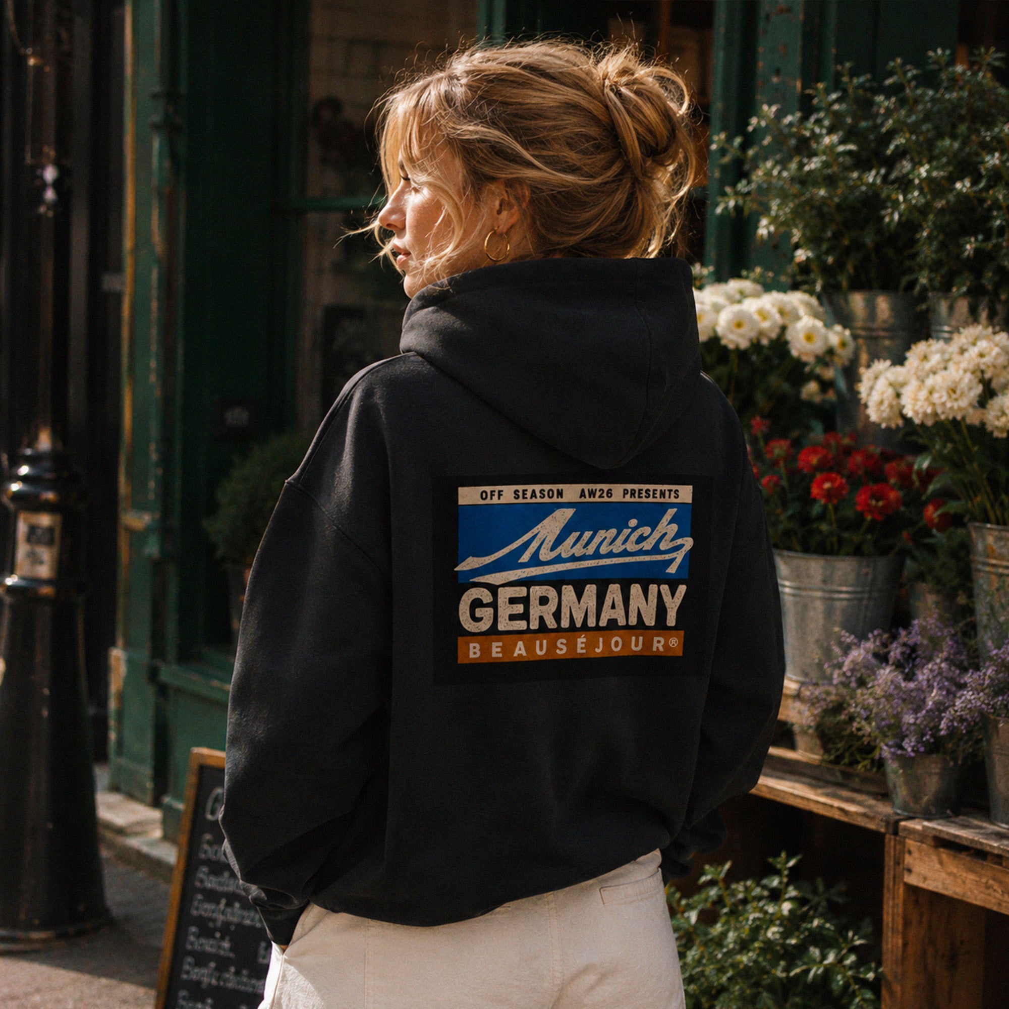 Hoodie Off Season Munich Beauséjour® coloris noir femme, impression graphique Off Season Munich dans le dos, vue de dos.