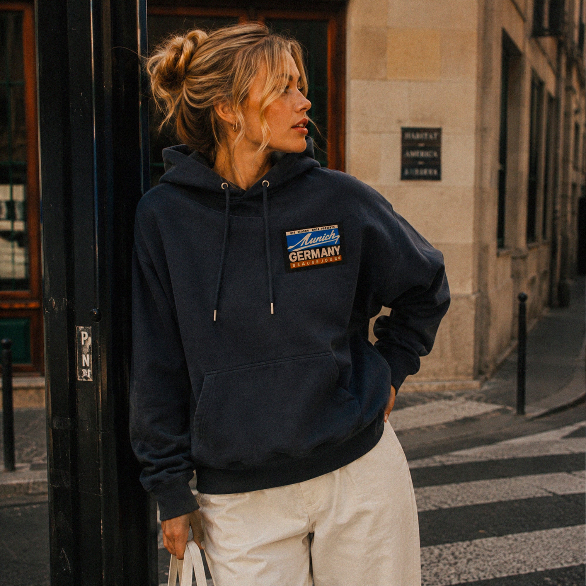 Hoodie Off Season Munich Beauséjour® coloris noir femme, molleton brossé 350g/m², capuche doublée à cordons, vue de face.