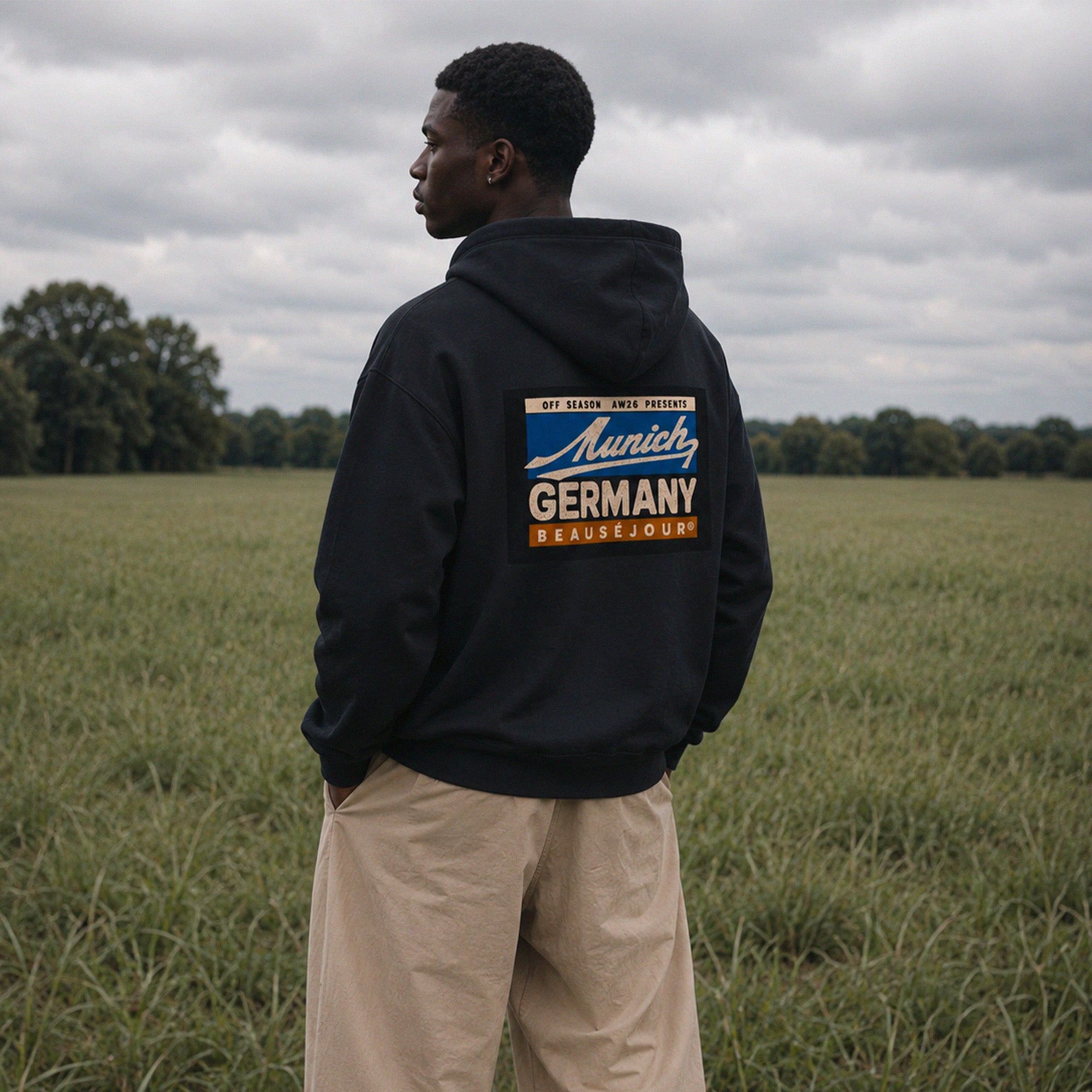 Hoodie Off Season Munich Beauséjour® coloris noir homme, molleton brossé 350g/m², coupe confortable, vue de face.