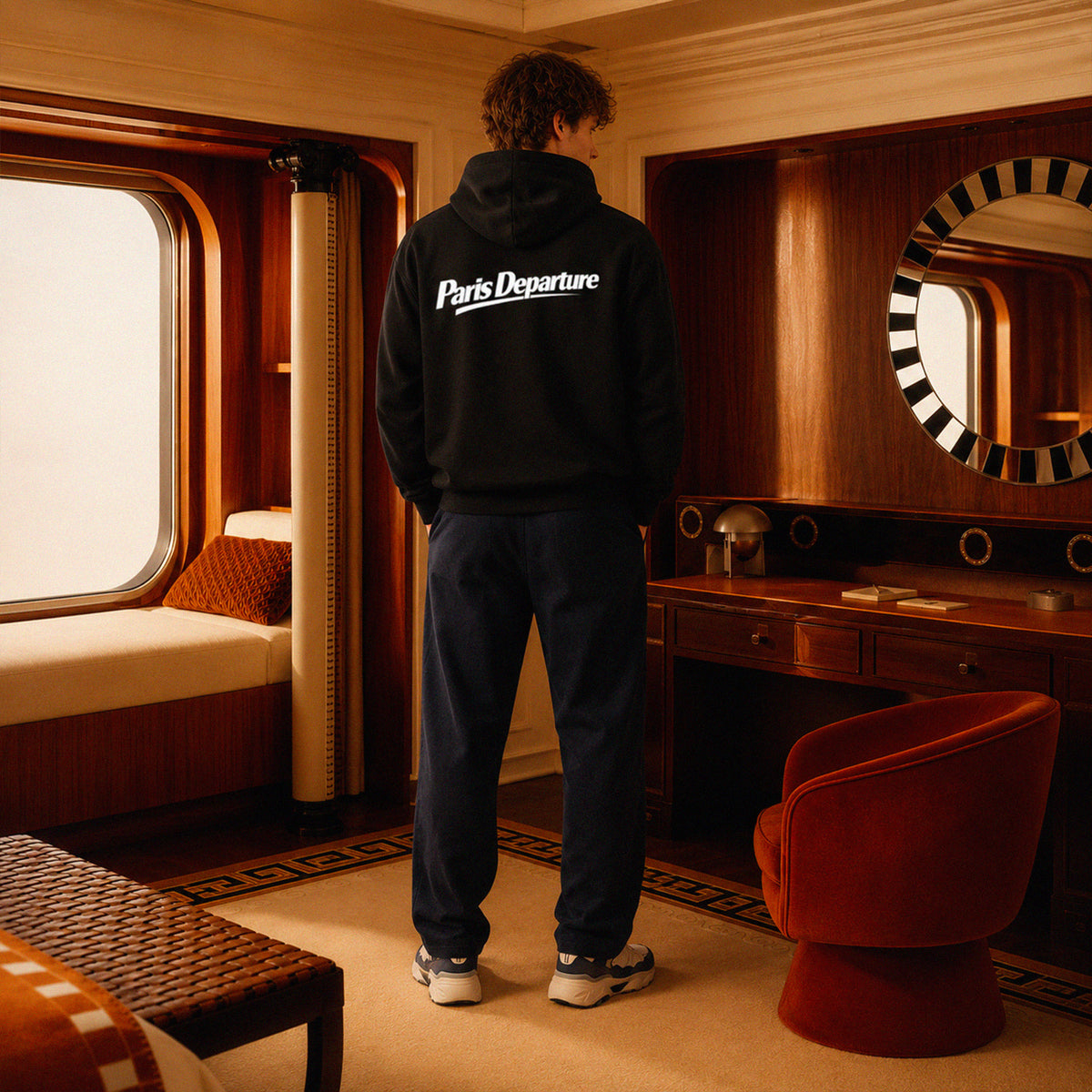 Hoodie Paris Departure Beauséjour Orient Express, coloris noir profond, 100% coton biologique molleton brossé, imprimé Paris Departure côté cœur et marquage dos inspiré des compagnies de voyage anciennes, vue de face.