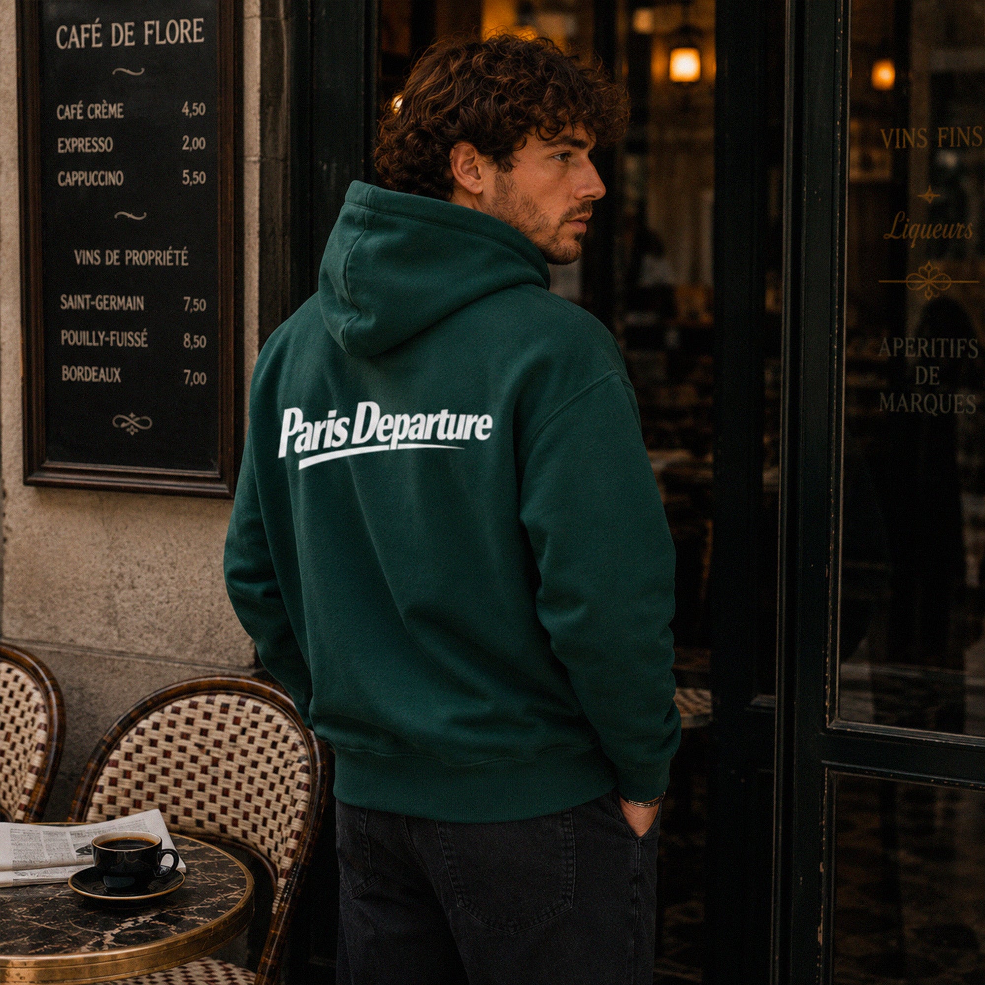 Hoodie Paris Departure Beauséjour Orient Express, coloris vert Glazed Green, 100% coton biologique molleton brossé, imprimé Paris Departure côté cœur et marquage dos inspiré des compagnies de voyage anciennes, détail de la capuche et du col.