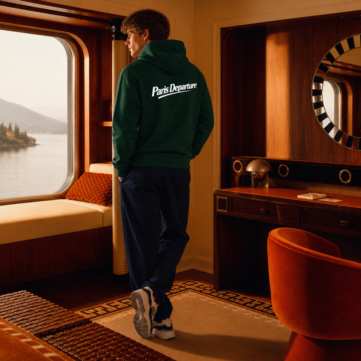 Hoodie Paris Departure Beauséjour Orient Express, coloris vert Glazed Green, 100% coton biologique molleton brossé, imprimé Paris Departure côté cœur et marquage dos inspiré des compagnies de voyage anciennes, vue de dos.