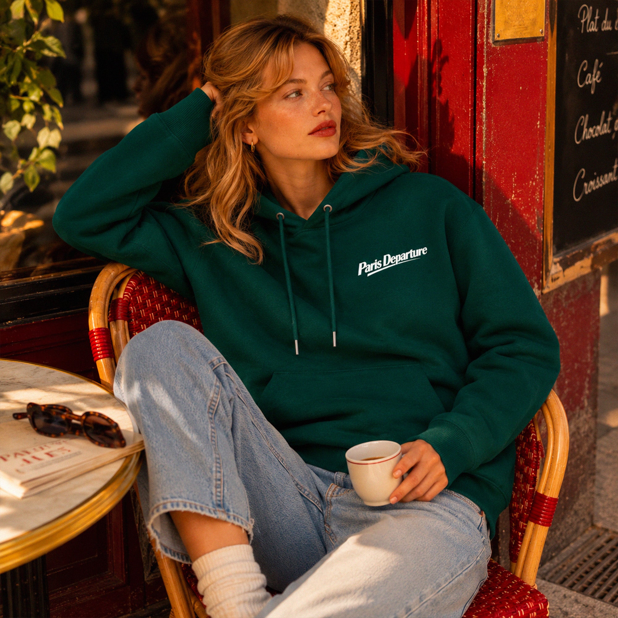Hoodie Paris Departure Beauséjour Orient Express, coloris vert Glazed Green, 100% coton biologique molleton brossé, imprimé Paris Departure côté cœur et marquage dos inspiré des compagnies de voyage anciennes, vue de face.