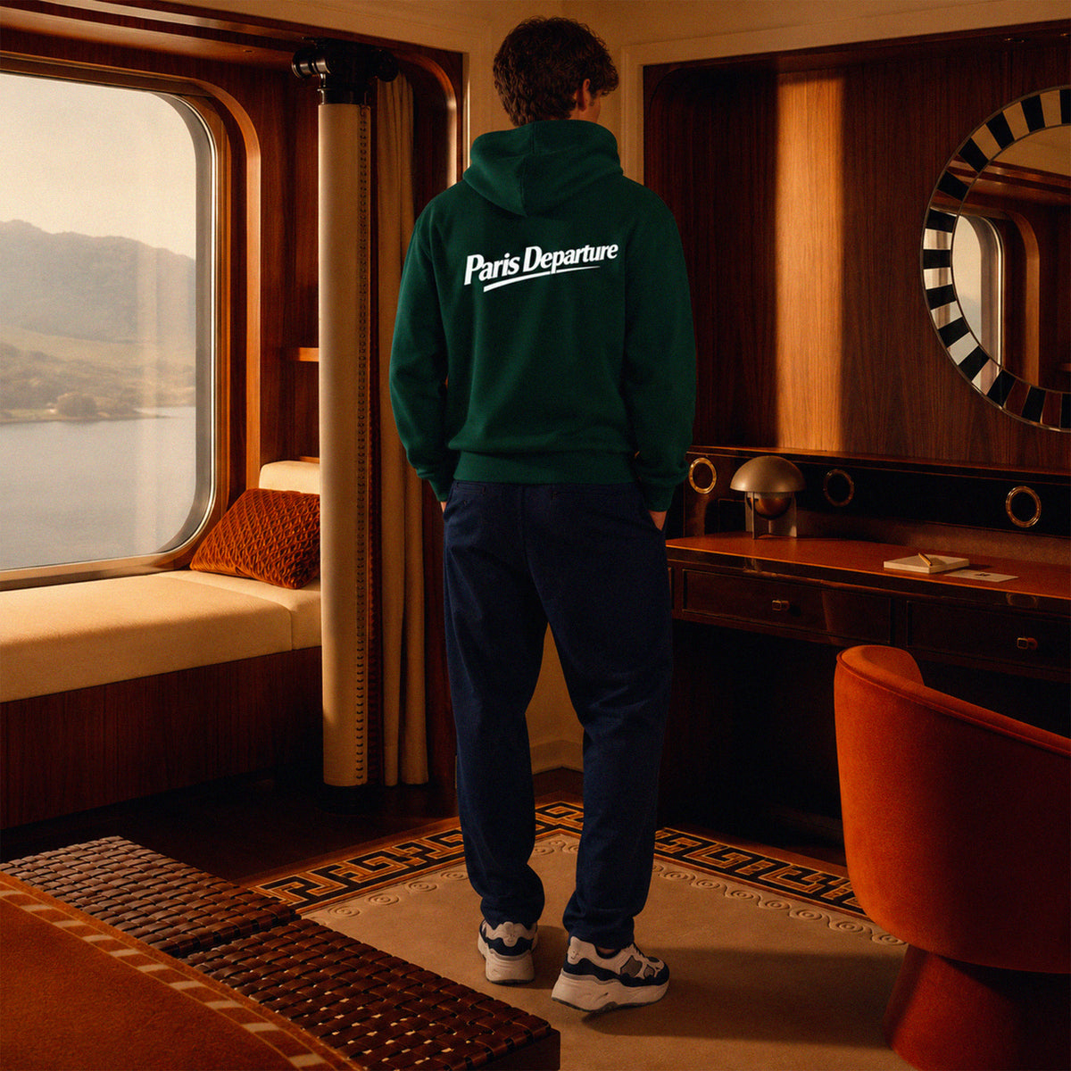 Hoodie Paris Departure Beauséjour Orient Express, coloris vert Glazed Green, 100% coton biologique molleton brossé, imprimé Paris Departure côté cœur et marquage dos inspiré des compagnies de voyage anciennes, vue de face.