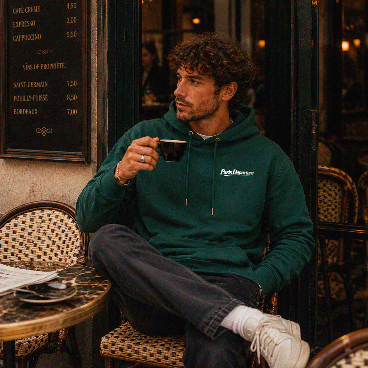Hoodie Paris Departure Beauséjour Orient Express, coloris vert Glazed Green, 100% coton biologique molleton brossé, imprimé Paris Departure côté cœur et marquage dos inspiré des compagnies de voyage anciennes, look complet.