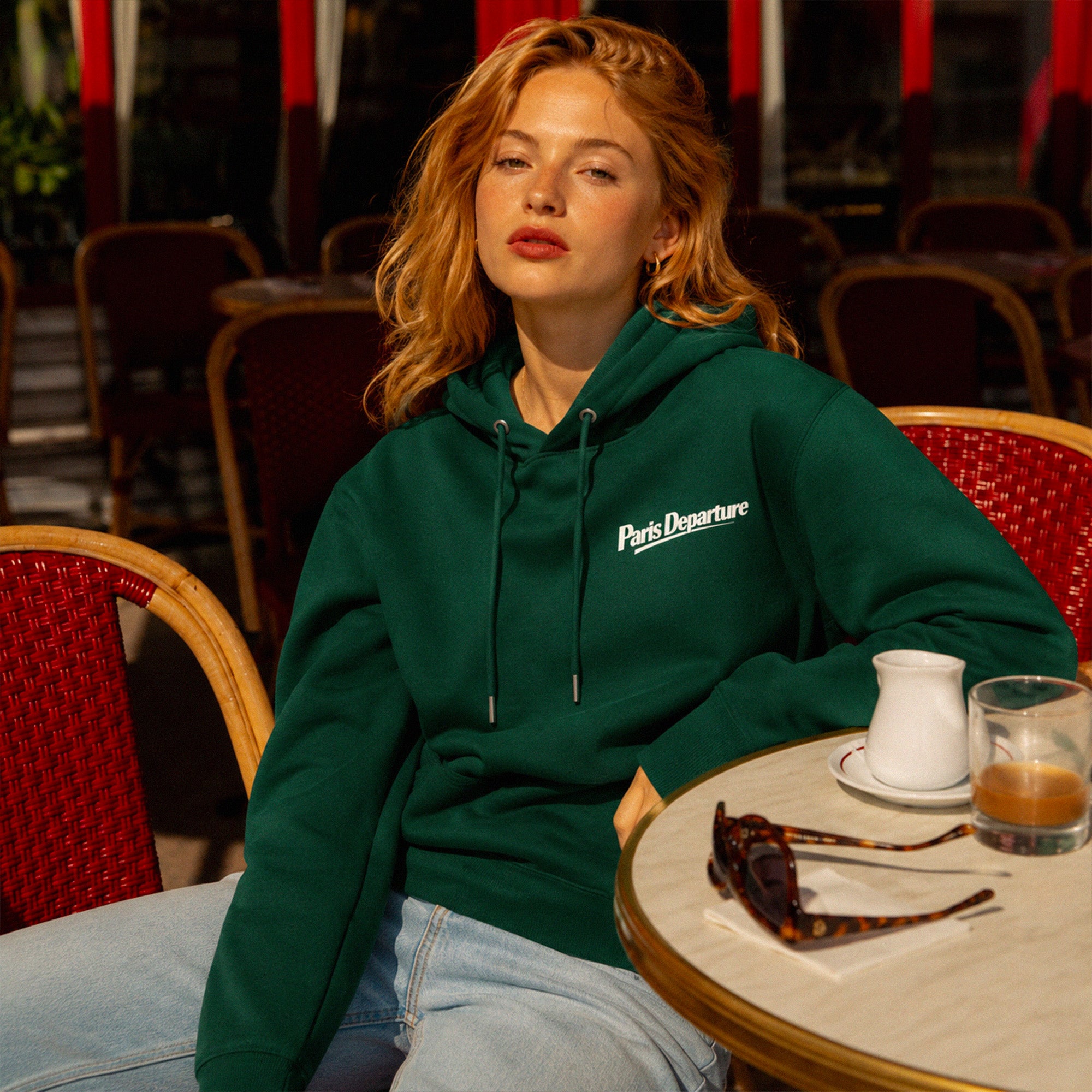 Hoodie Paris Departure Beauséjour Orient Express, coloris vert Glazed Green, 100% coton biologique molleton brossé, imprimé Paris Departure côté cœur et marquage dos inspiré des compagnies de voyage anciennes, look complet.