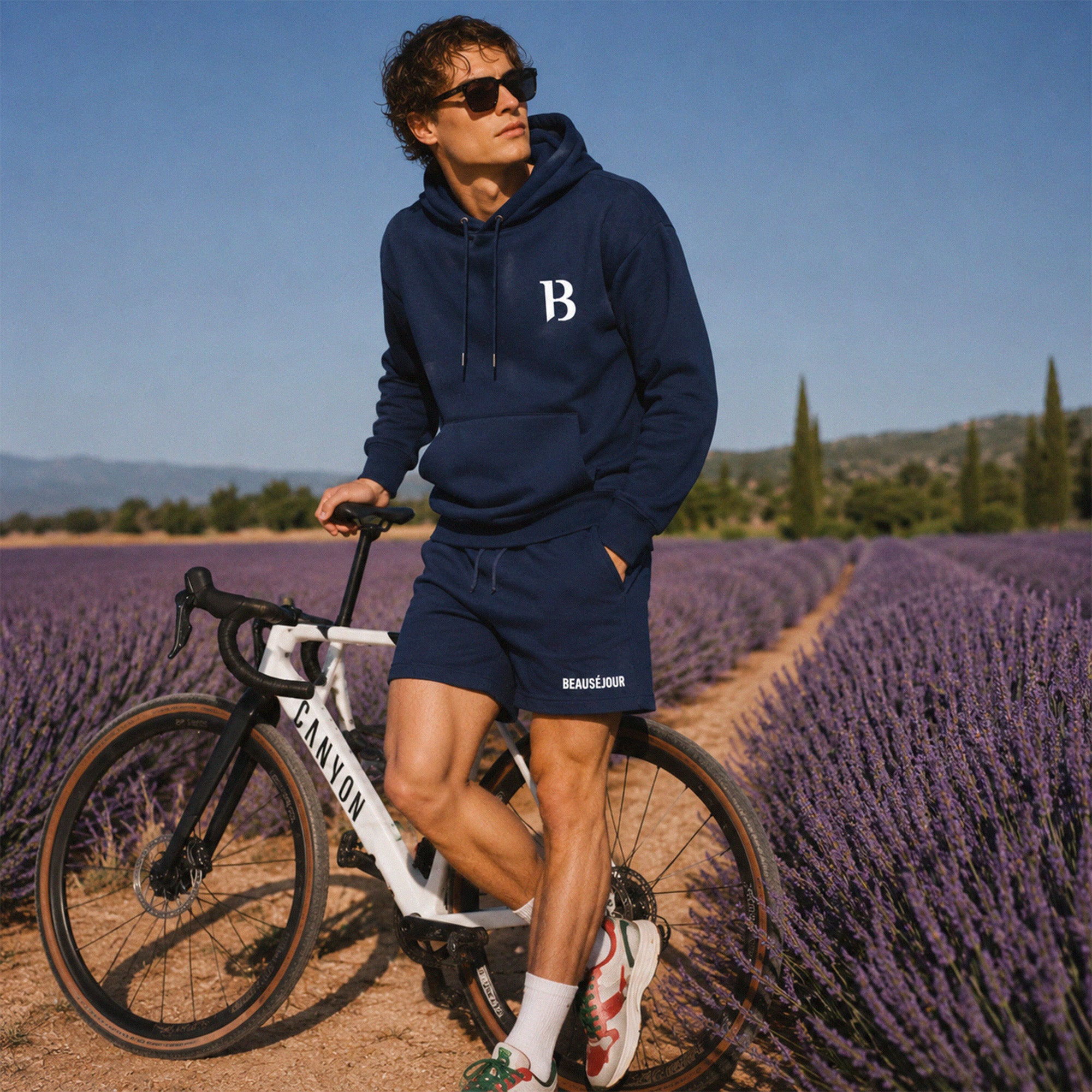 Hoodie Signature B Beauséjour, coloris bleu marine, molleton brossé 100% coton biologique Ring Spun Combed, logo B Beauséjour brodé poitrine, capuche doublée et poche kangourou, vue de face.