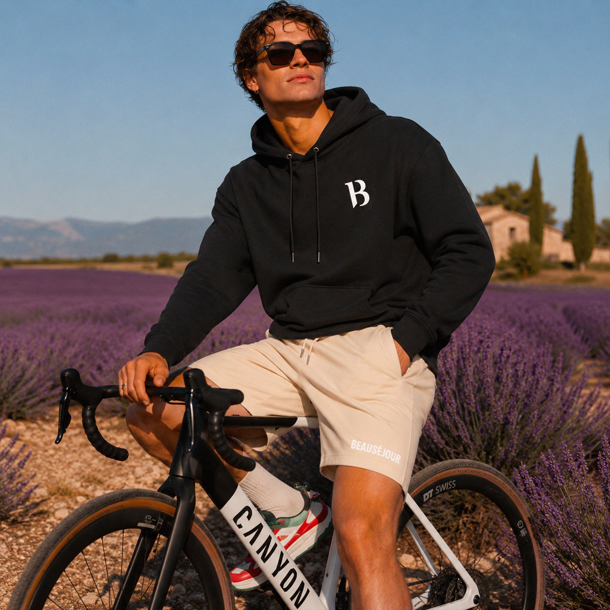 Hoodie Signature B Beauséjour, coloris noir, molleton brossé 100% coton biologique Ring Spun Combed, logo B Beauséjour brodé poitrine, capuche doublée et poche kangourou, vue de face.