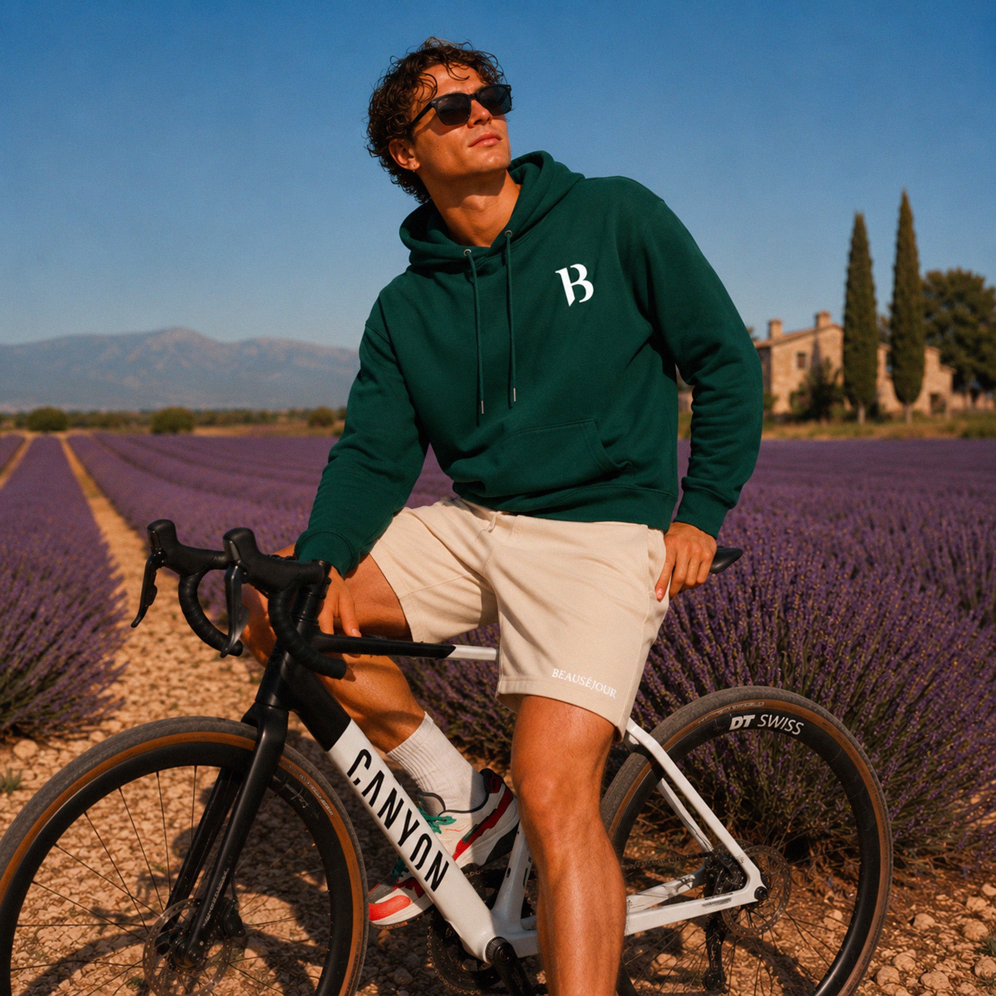 Hoodie Signature B Beauséjour, coloris vert Glazed Green, molleton brossé 100% coton biologique Ring Spun Combed, logo B Beauséjour brodé poitrine, capuche doublée et poche kangourou, vue de dos.