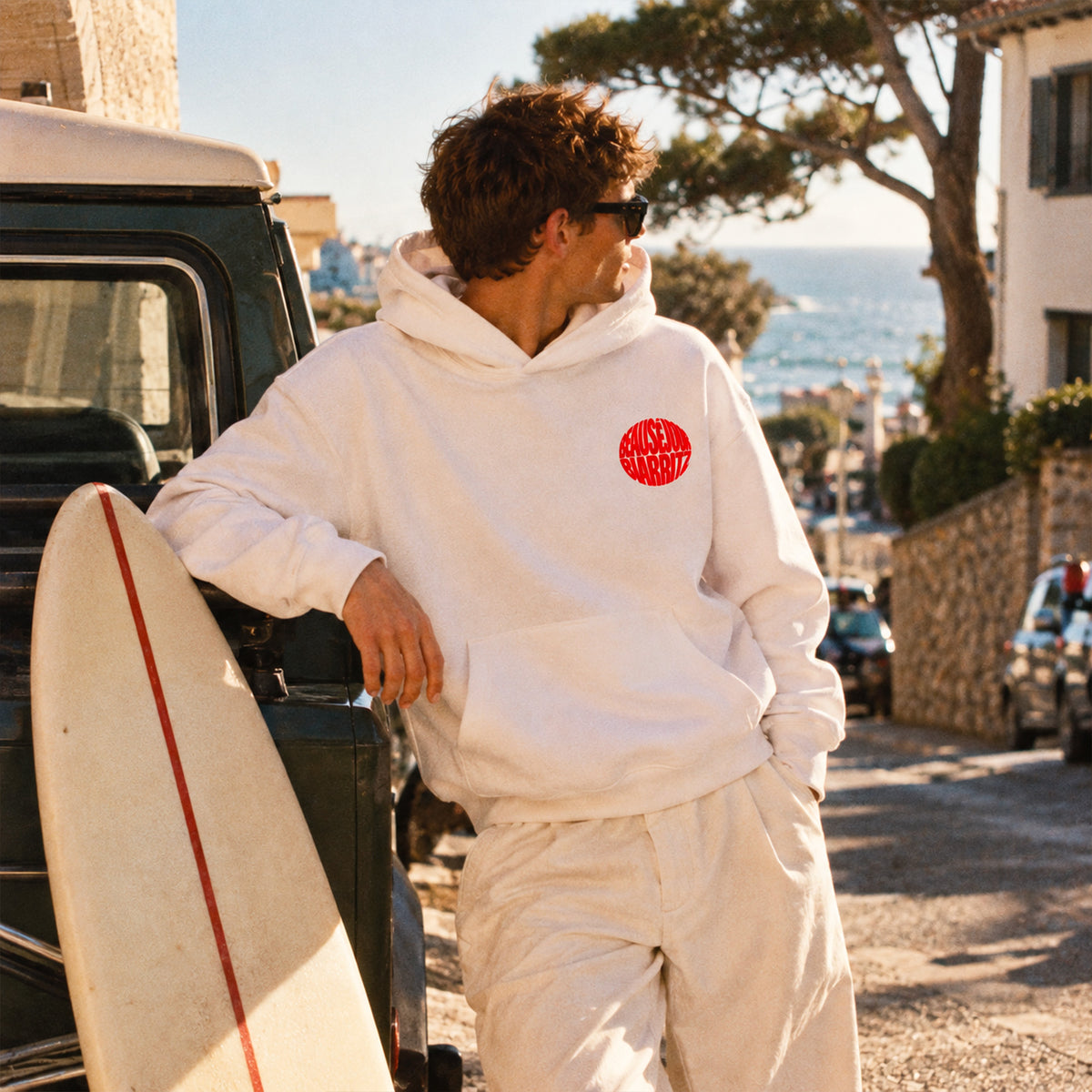 hoodie blanc beausejour biarritz homme au bord de la plage