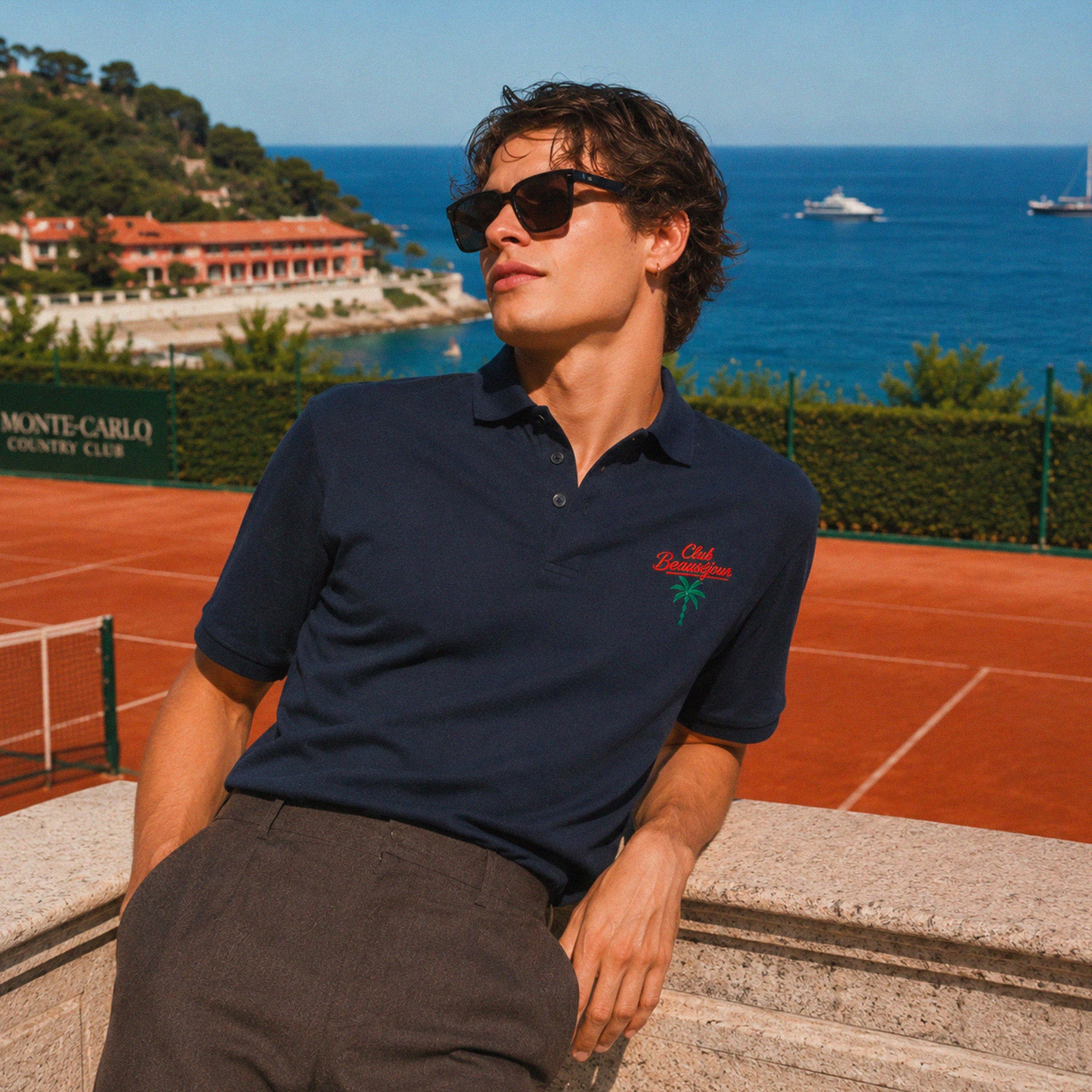 Polo homme bleu marine brodé Club Beauséjour inspiration tennis vintage et vacances méditerranéennes.