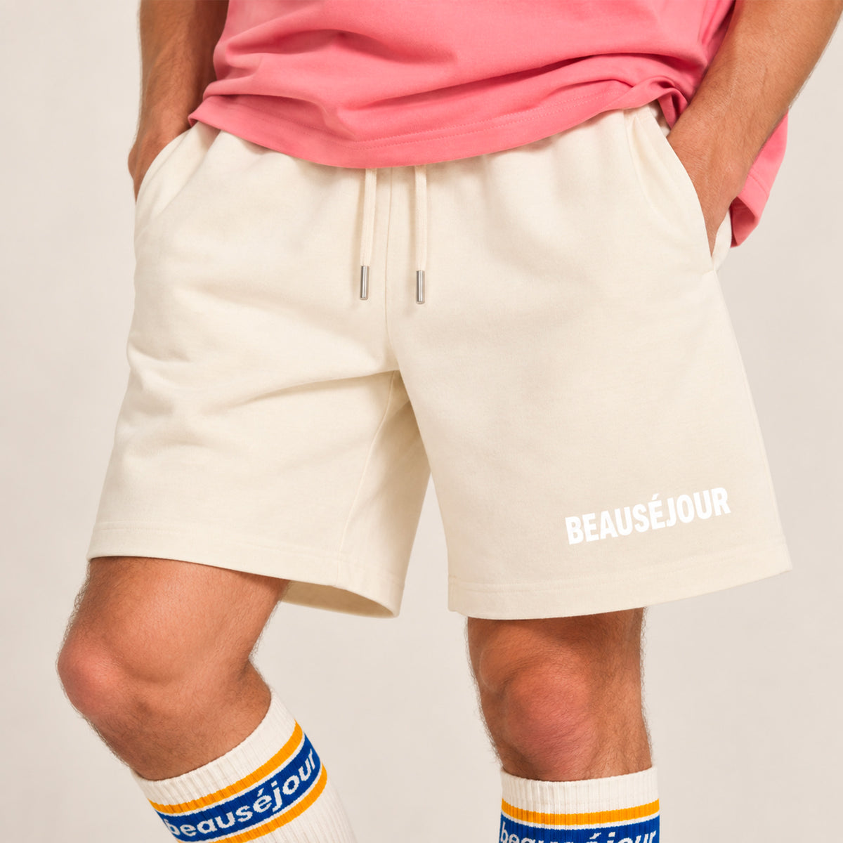 Short creme pour homme. 100% coton biologique. Short pour faire le sport. Short lifestyle. Vue de face. Zoom produit.
