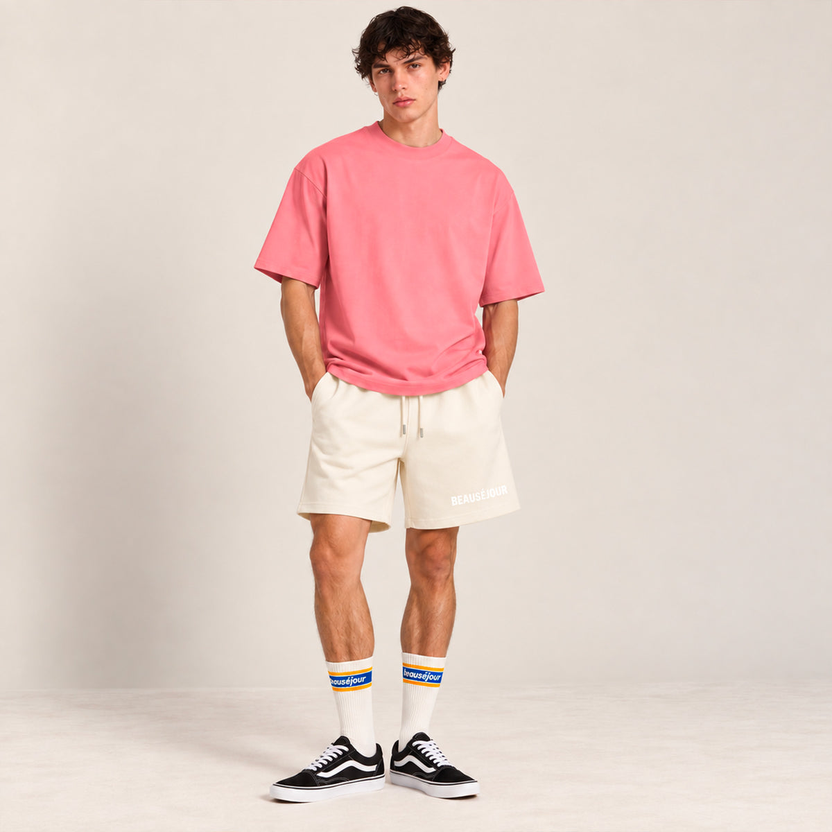Short creme pour homme. 100% coton biologique. Short pour faire le sport. Short lifestyle. Vue de face.