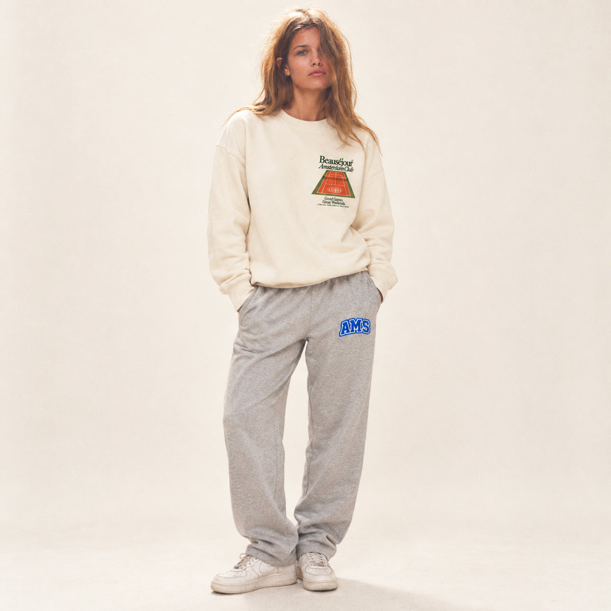 Sweatshirt Amsterdam Club Beauséjour crème porté par une femme, vue de face.