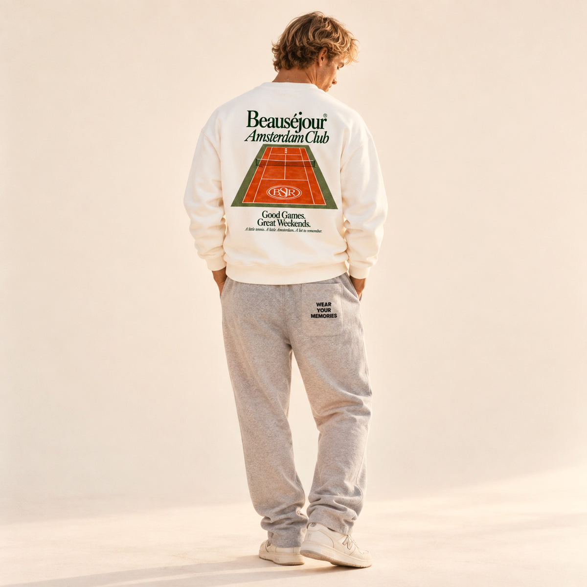 Sweatshirt Amsterdam Club Beauséjour crème porté par un homme, vue de dos.
