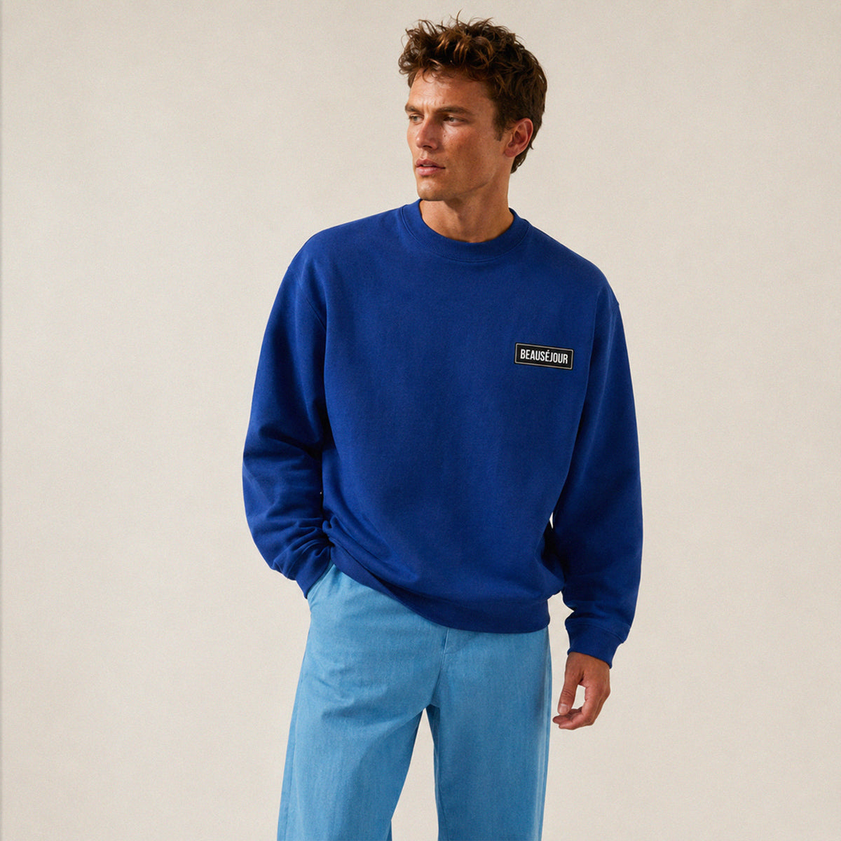 Sweatshirt basique Beauséjour® col rond coloris bleu royal, coton biologique 350g, bande de propreté en chevron, vue de dos.