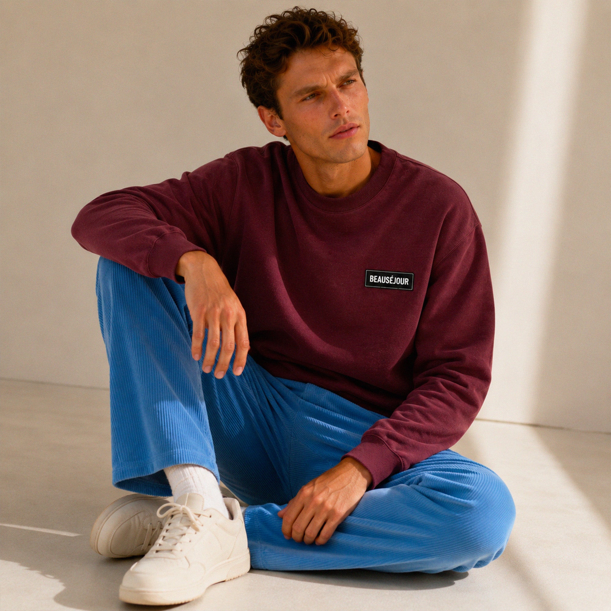 Sweatshirt basique Beauséjour® col rond coloris bordeaux, détail du patch Beauséjour noir sur blanc et de la surpiqûre à l'encolure.