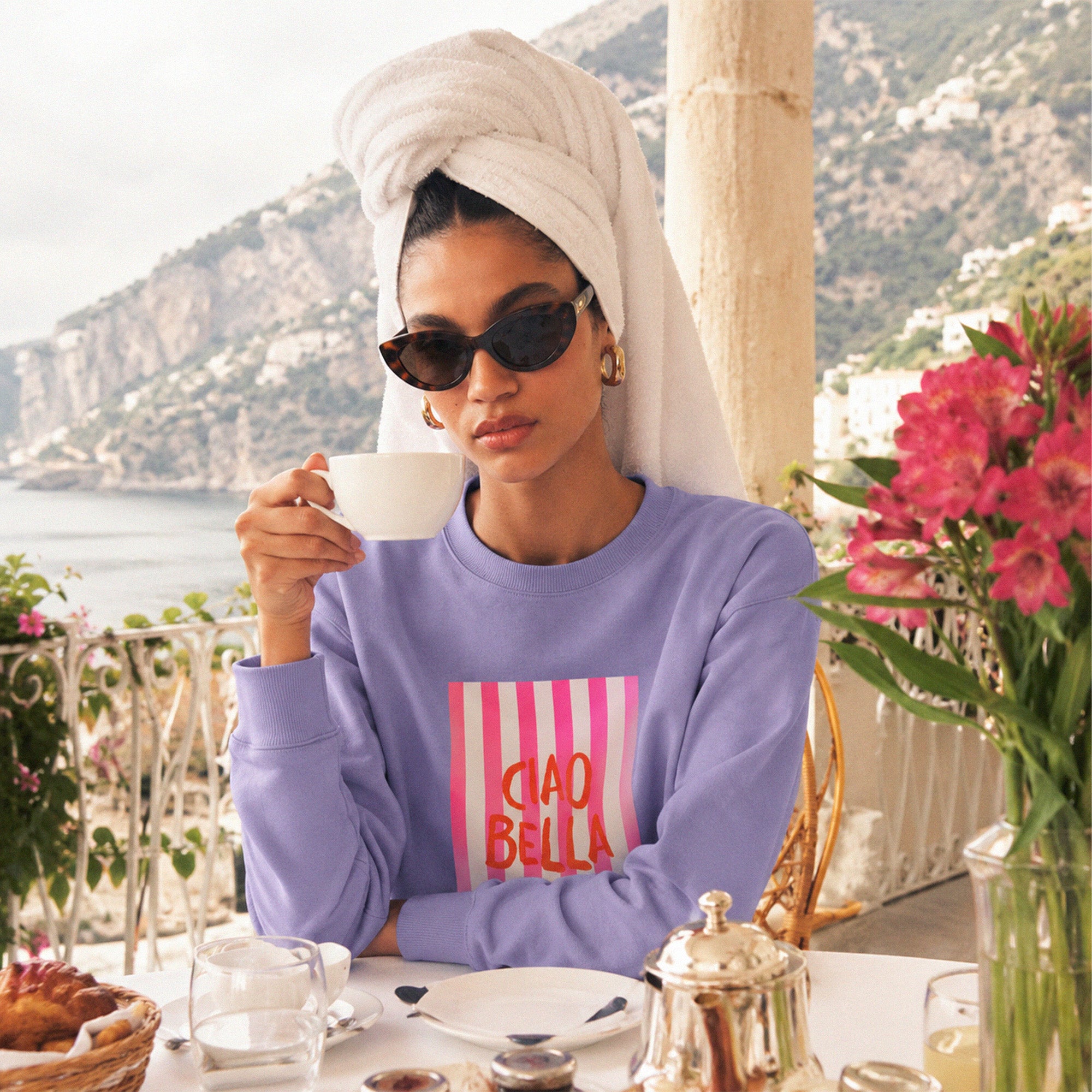Femme portant un sweat violet Ciao Bella inspiration dolce vita
