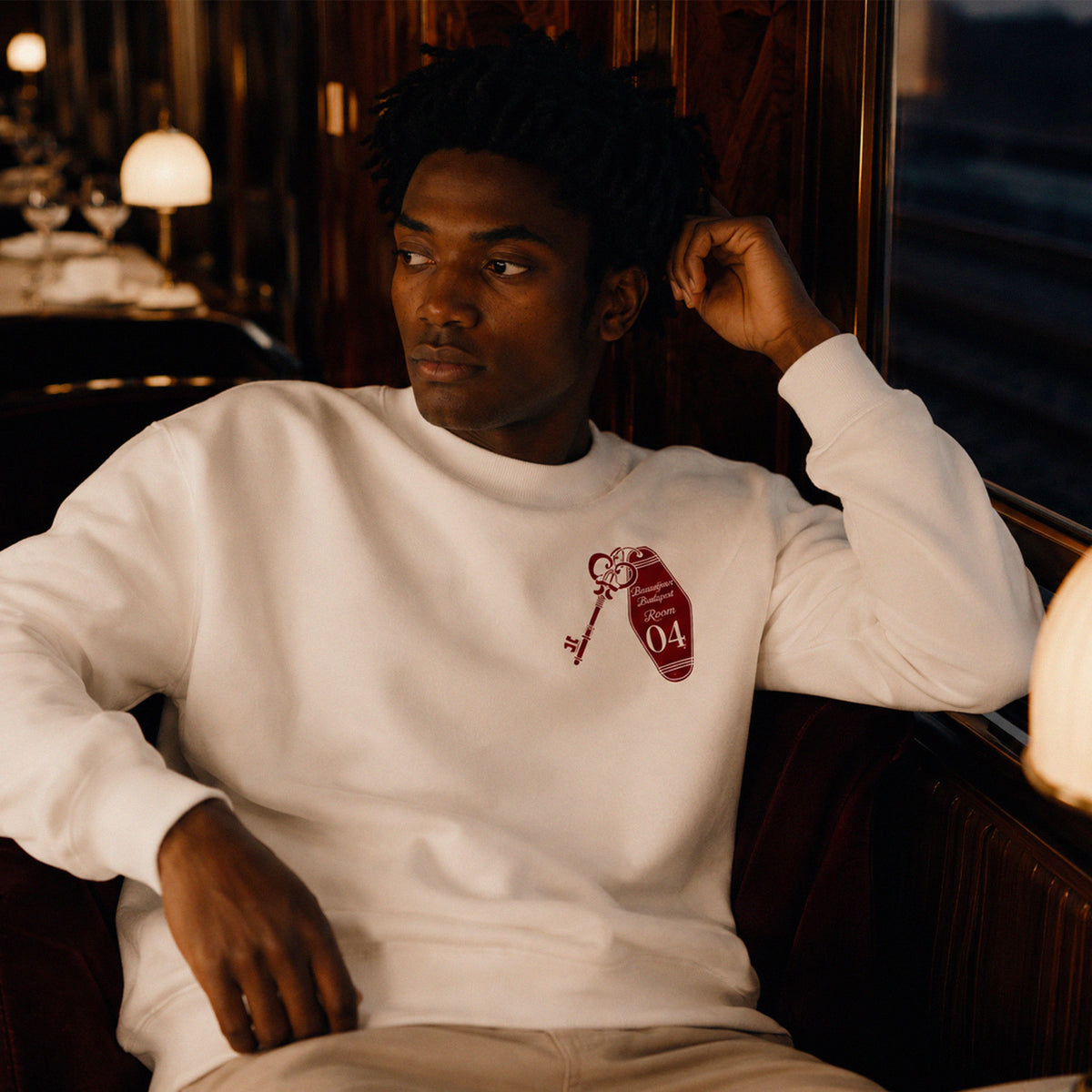 Sweatshirt Budapest Room 04 Beauséjour Orient Express, coloris blanc, molleton brossé épais 350 g/m², illustration exclusive clé d'hôtel vintage Budapest Room 04, vue de face.