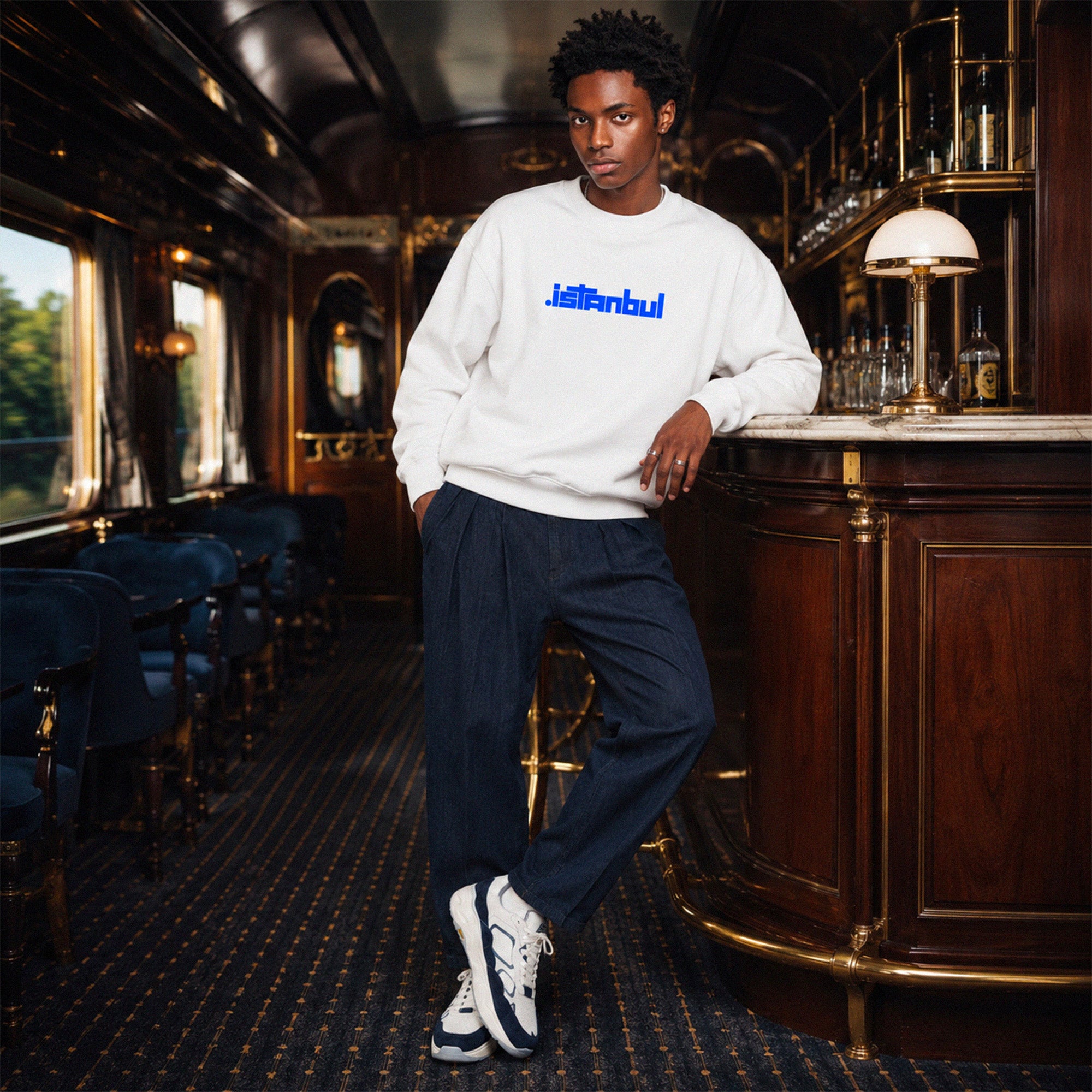 Sweatshirt Istanbul Beauséjour Orient Express, coloris blanc, molleton brossé premium 350 g/m², logo Istanbul bleu côté cœur et typographie signature au dos, vue de dos.