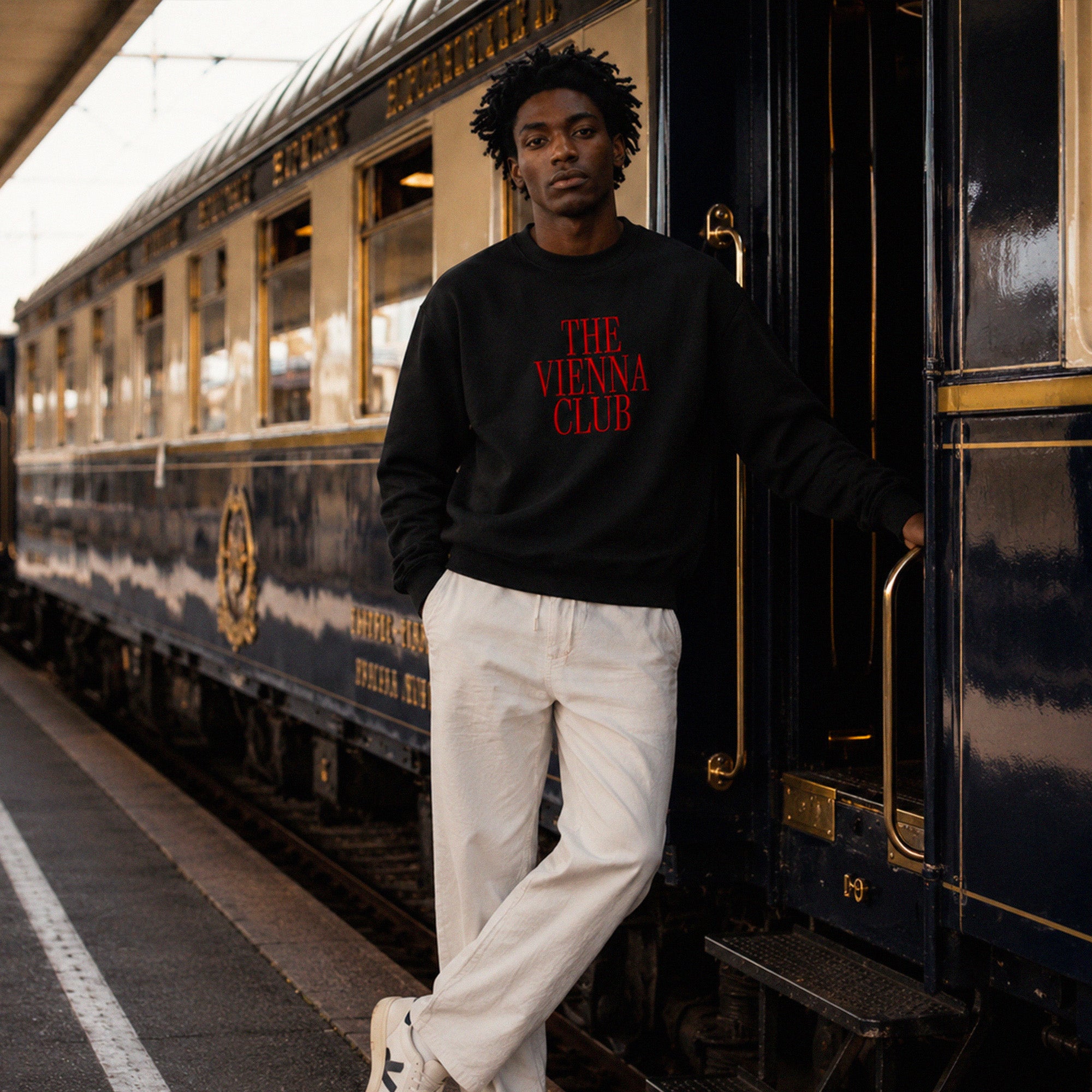 Sweatshirt The Vienna Club Beauséjour Orient Express, coloris noir, broderie rouge "The Vienna Club" côté cœur inspirée des salons viennois et des trains de luxe européens, vue de dos.