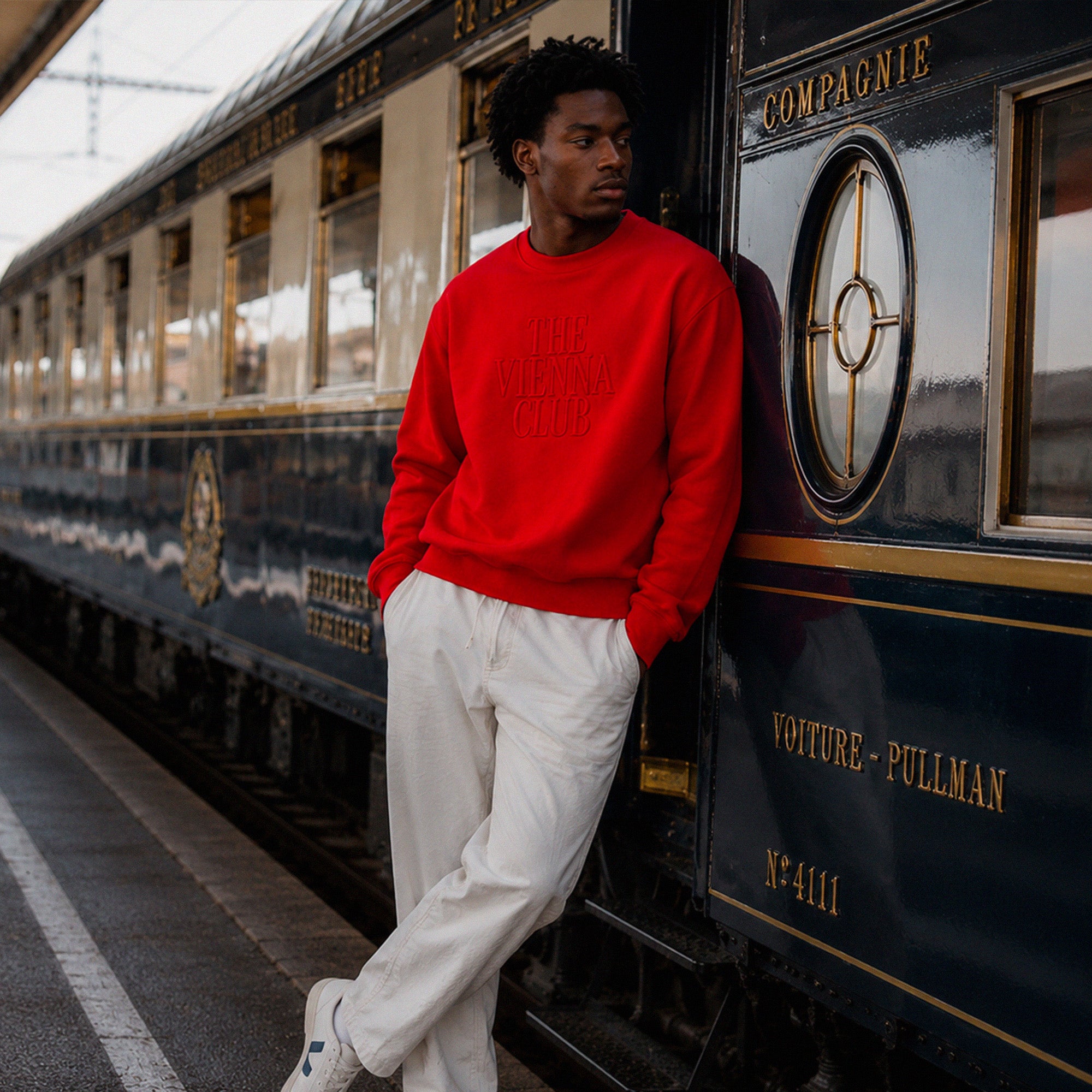 Sweatshirt The Vienna Club Beauséjour Orient Express, coloris rouge, broderie rouge "The Vienna Club" côté cœur inspirée des salons viennois et des trains de luxe européens, vue de dos.