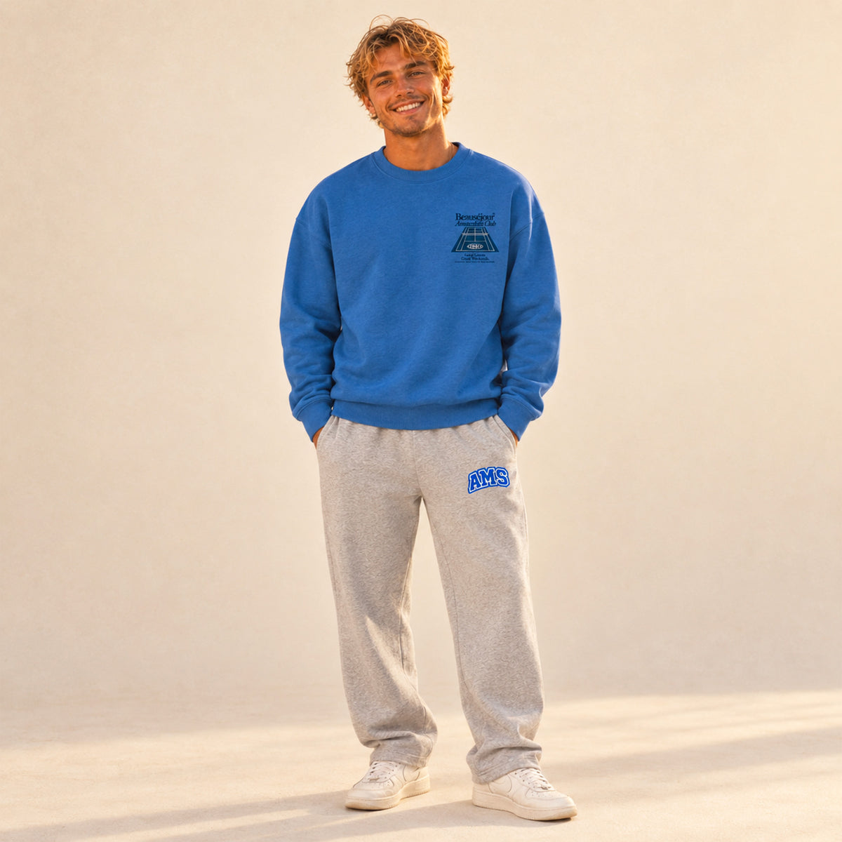 Sweatshirt Amsterdam Club Beauséjour bleu porté par un homme, vue 2.
