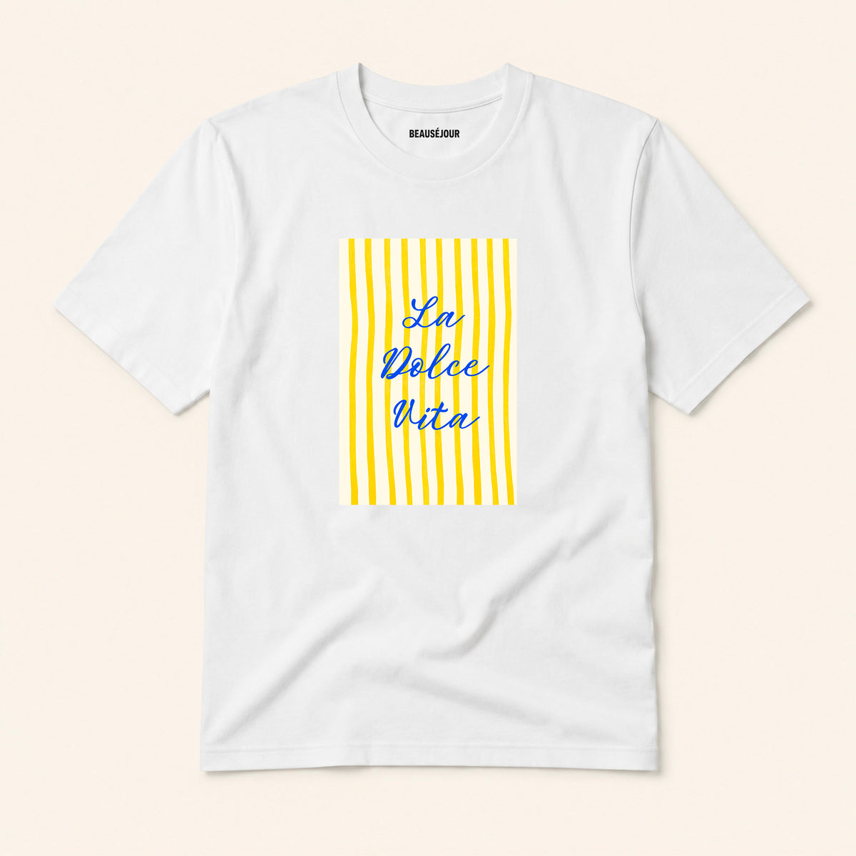 Packshot du t-shirt blanc La Dolce Vita jaune Beauséjour vu de face, 100% coton biologique, grammage 180g.