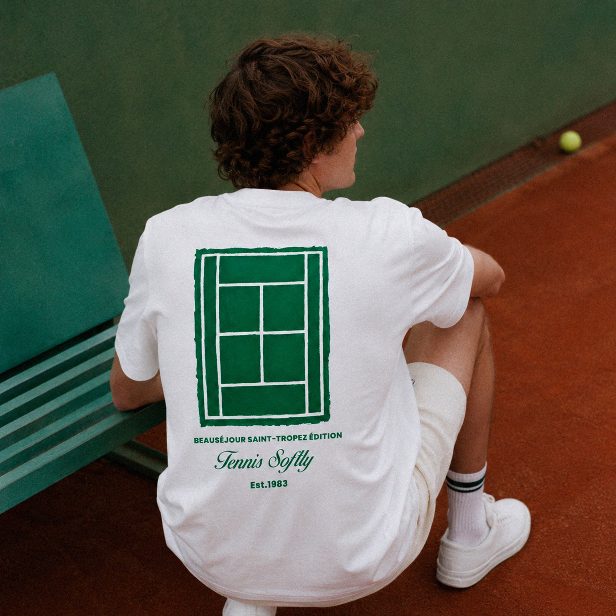 T-shirt tennis homme vert Beauséjour, vue de dos, jersey coton biologique 180 grammes, design tennis Saint-Tropez.