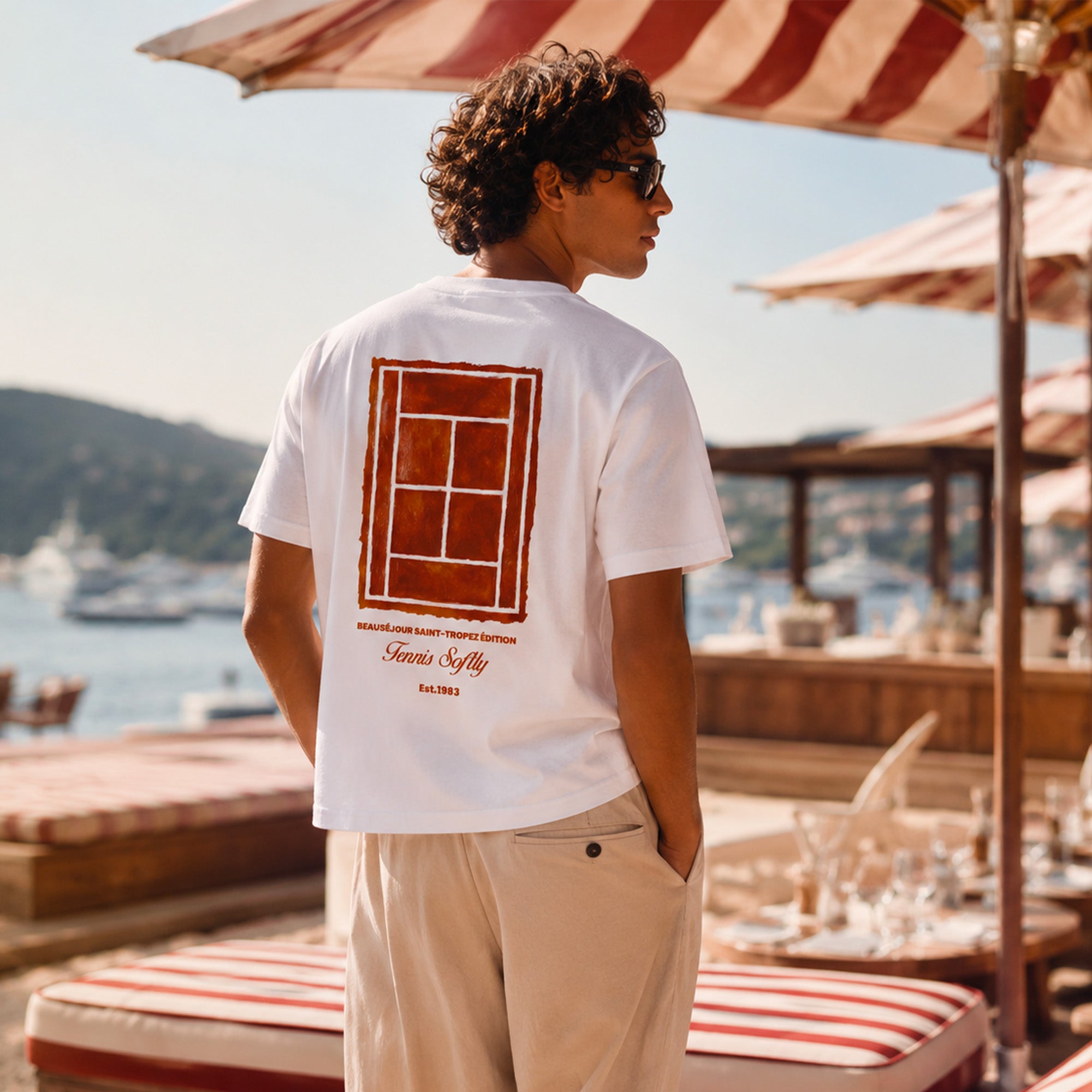 T-shirt tennis homme blanc Beauséjour, coton biologique 180 grammes, design tennis inspiré de l'art de vivre tropézien.