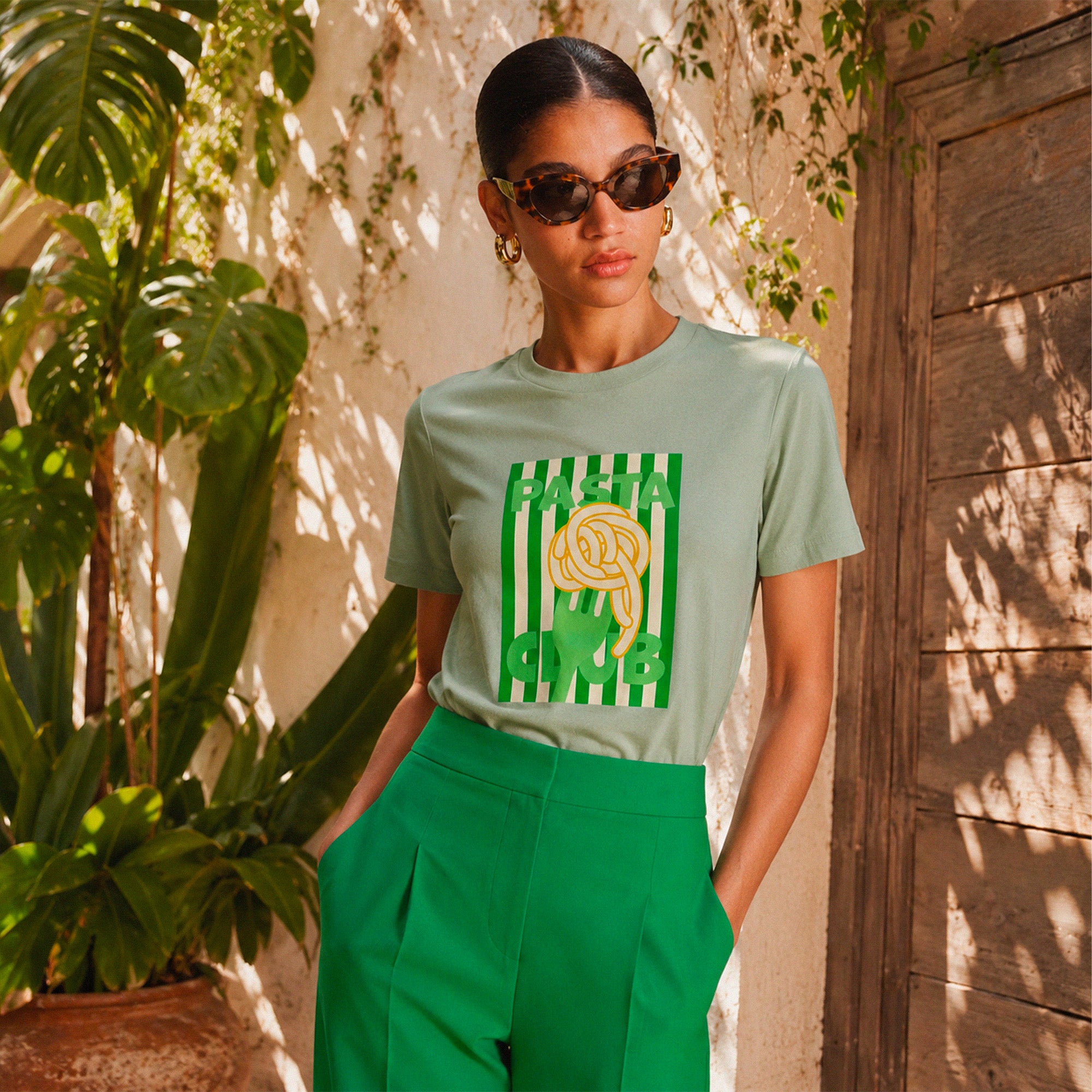 Femme portant un tshirt aloe Pasta Club en coton biologique