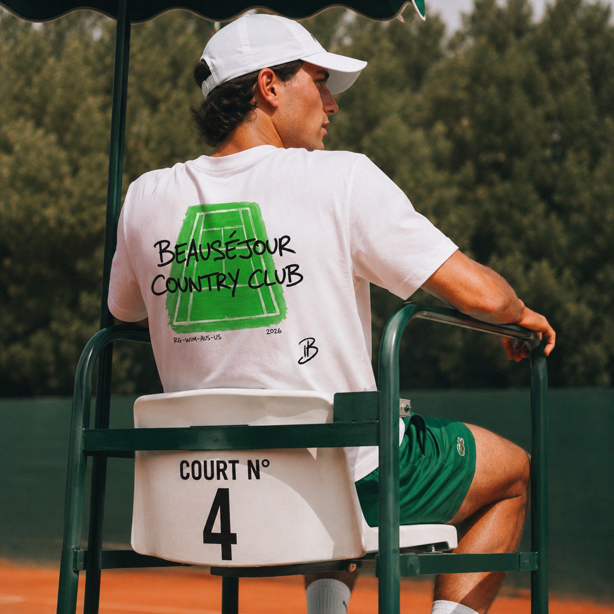 T-shirt Beauséjour country club® homme coloris blanc, 100% coton biologique, illustration tennis country club, vue de face.
