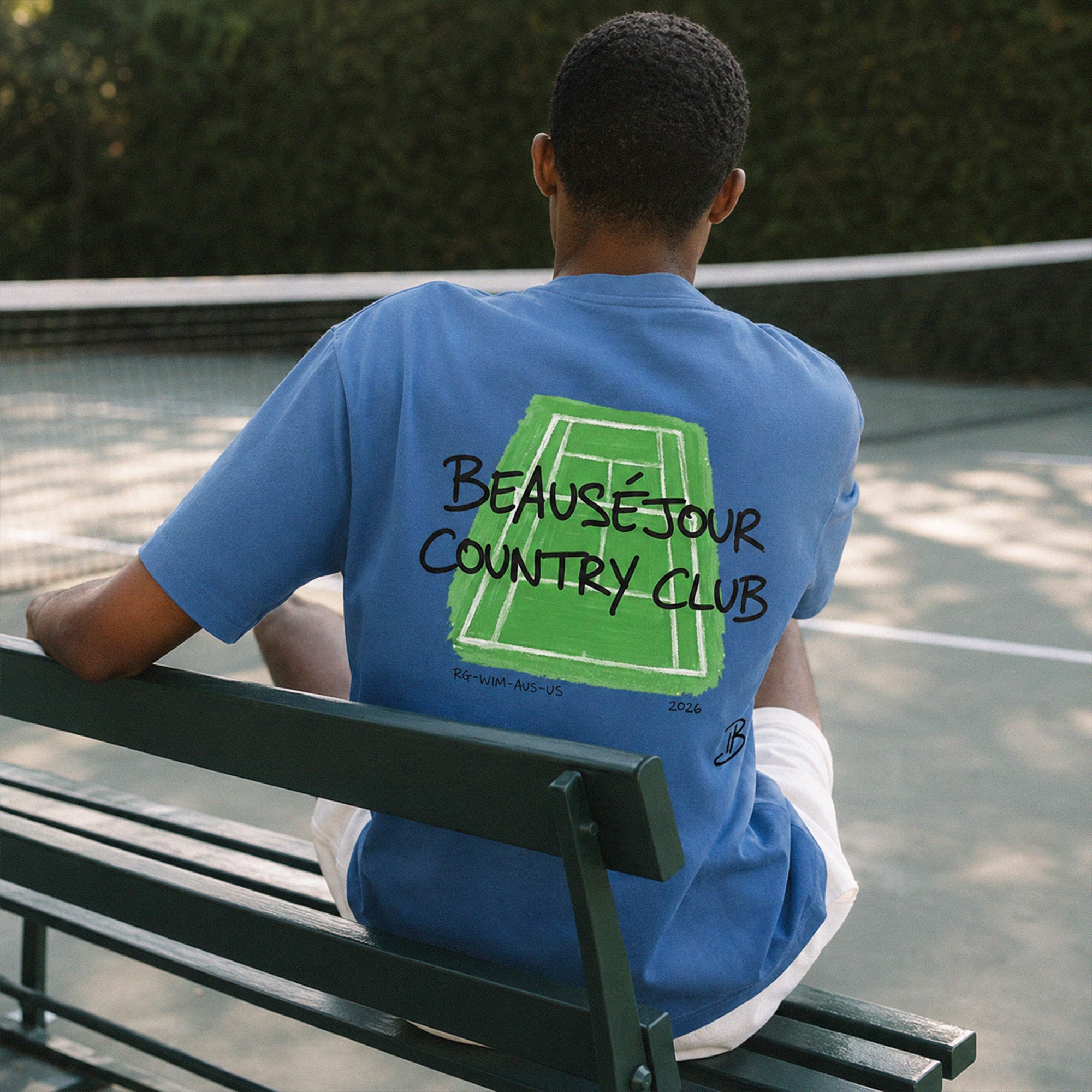 T-shirt Beauséjour country club® homme coloris bleu vif, 100% coton biologique, illustration tennis country club, vue de face.