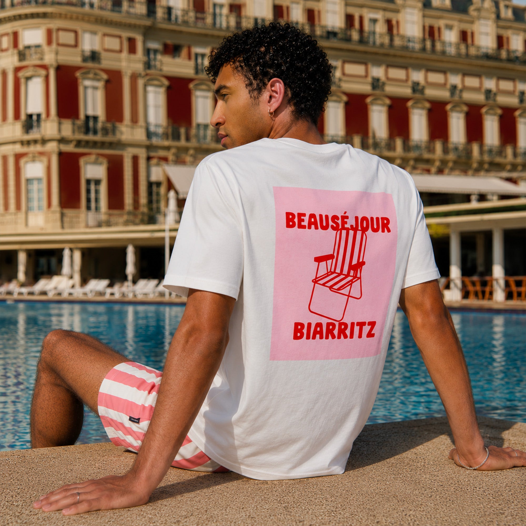 tshirt blanc beausejour biarritz homme au bord dune piscine