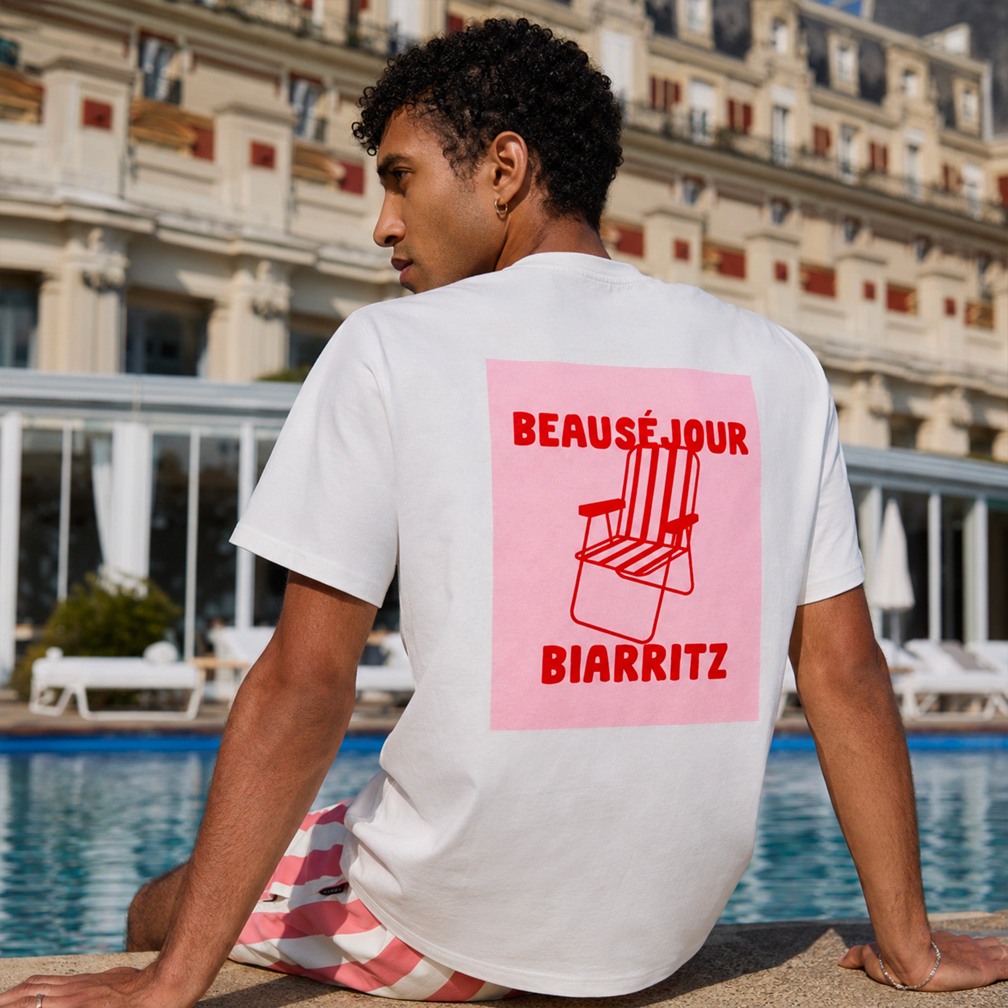 homme portant un tshirt blanc beausejour biarritz