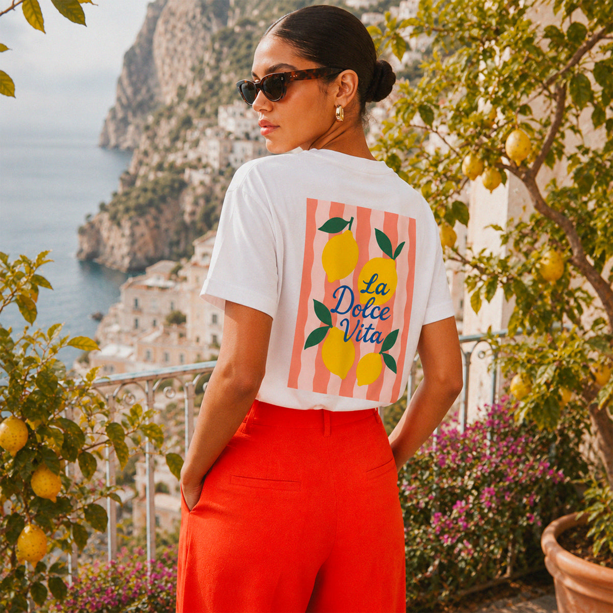 T-shirt blanc La Dolce Vita citron Beauséjour vu de face, coton biologique 180g avec impression citronniers et paysages méditerranéens.