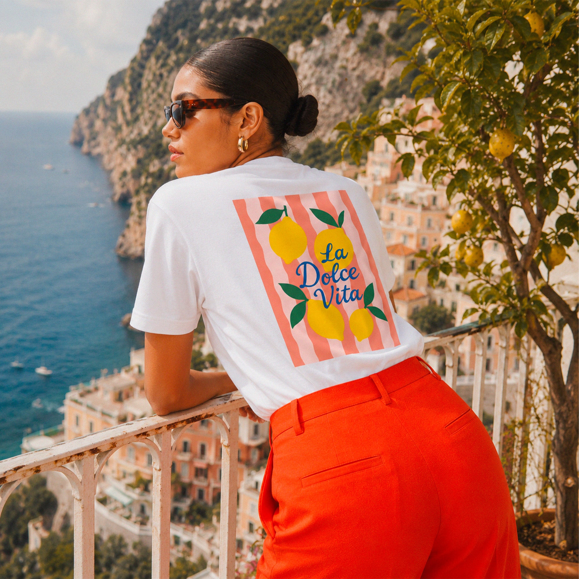 T-shirt blanc La Dolce Vita citron Beauséjour, design imprimé inspiré de l'art de vivre italien et de la côte amalfitaine, 100% coton biologique.