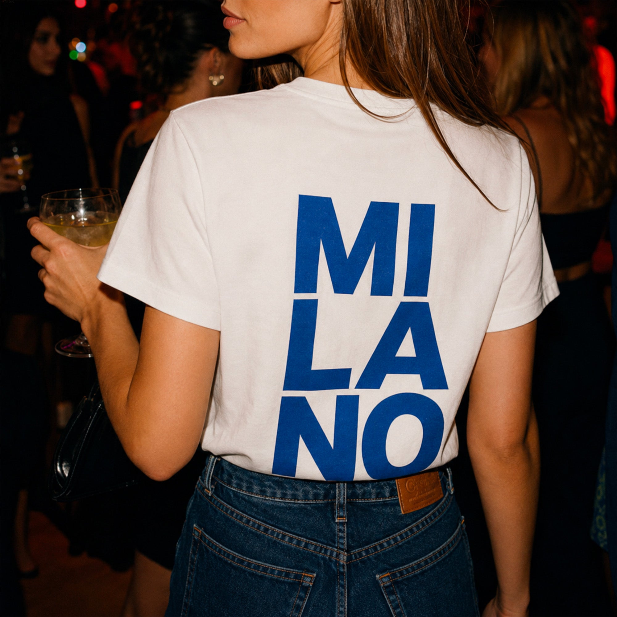 Vue dos du t shirt blanc avec grand imprime bleu Milano