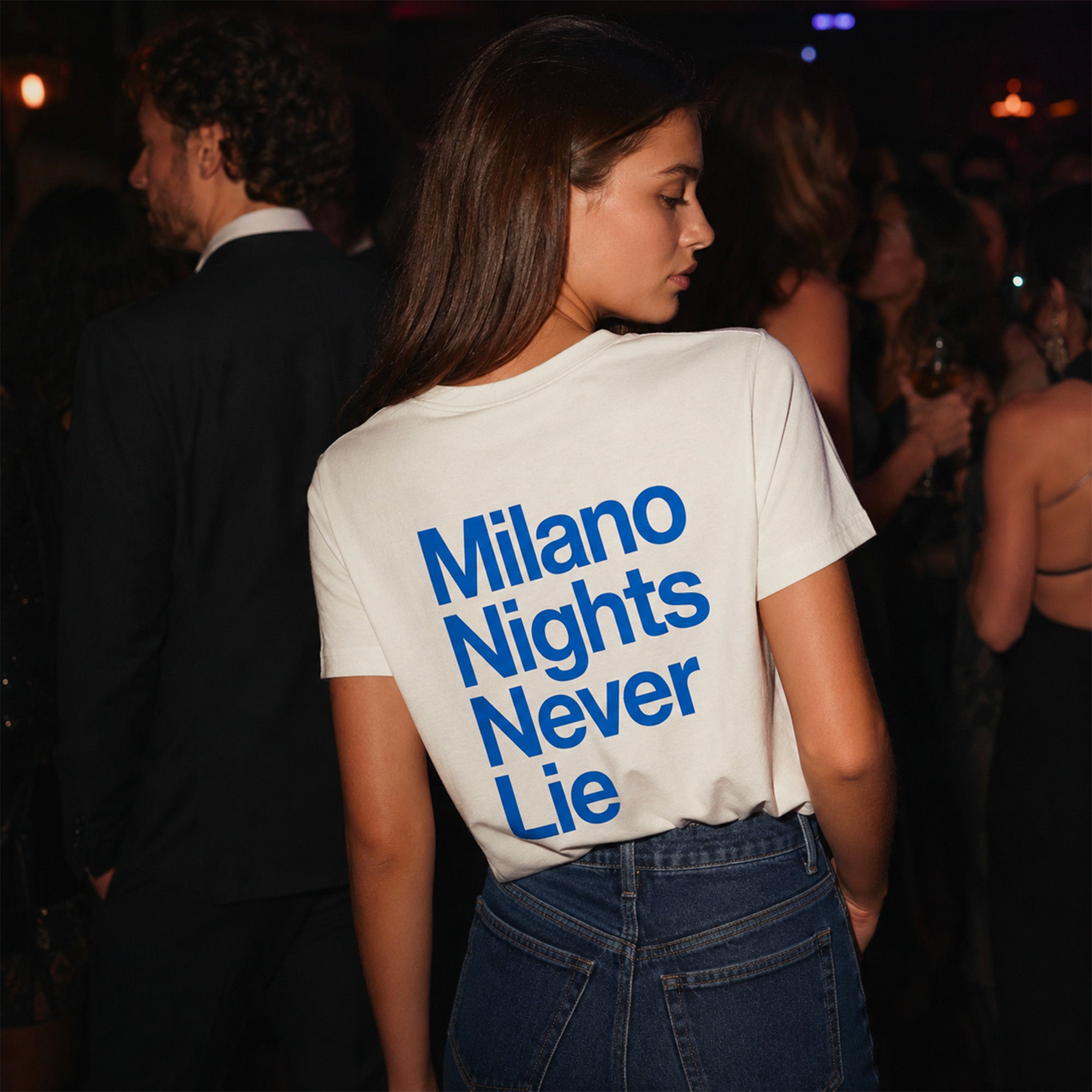 Detail du logo Milano bleu sur t shirt blanc femme