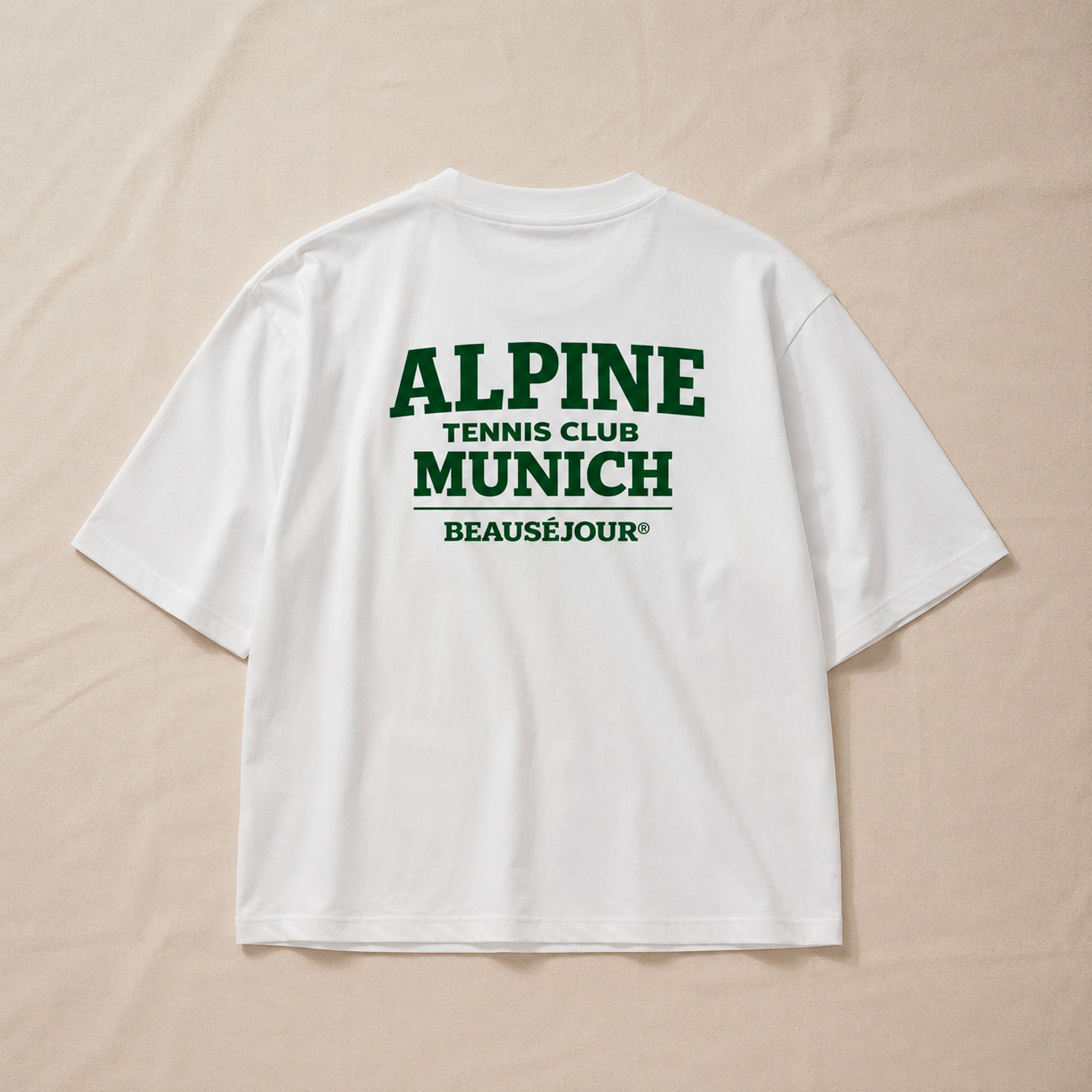 T-Shirt Boxy Alpine Tennis Club Munich Beauséjour® coloris blanc, impression tennis dans le dos, vue de dos.