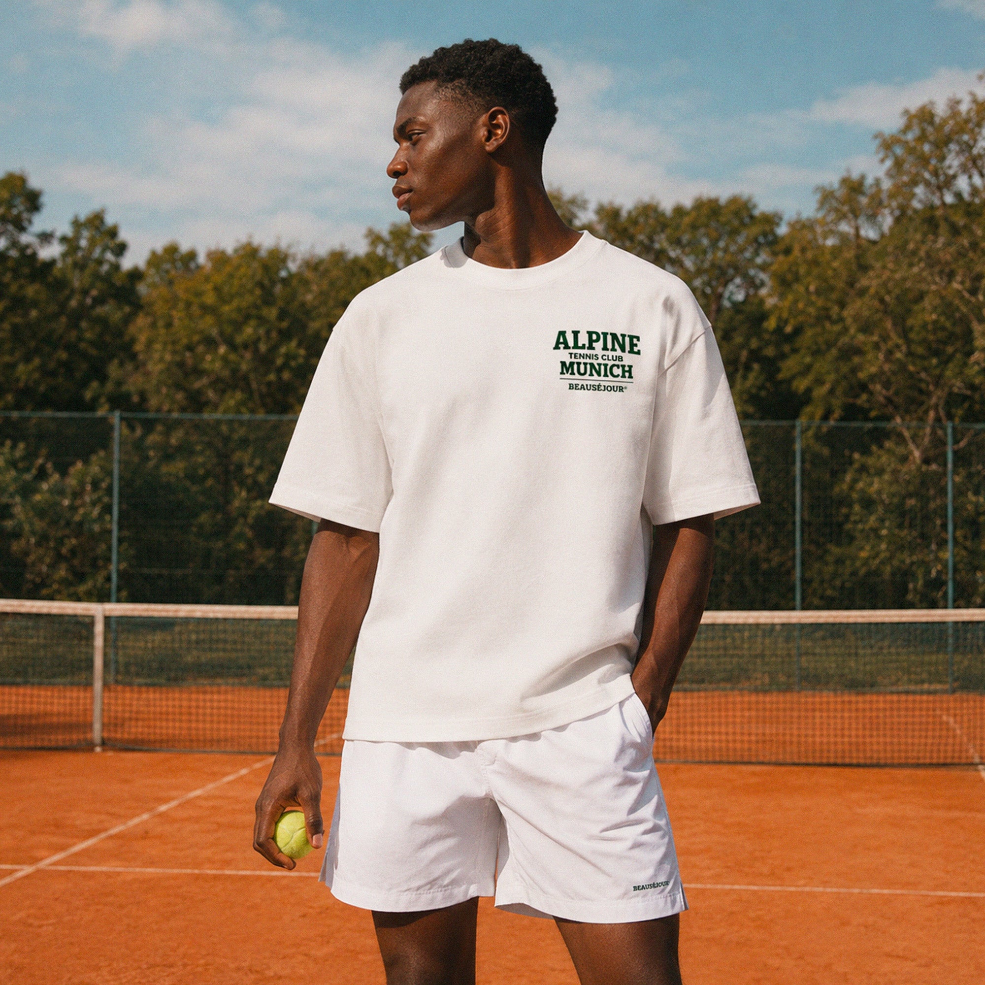 T-Shirt Boxy Alpine Tennis Club Munich Beauséjour® coloris blanc homme, coupe boxy oversize, épaules tombantes, vue de face.