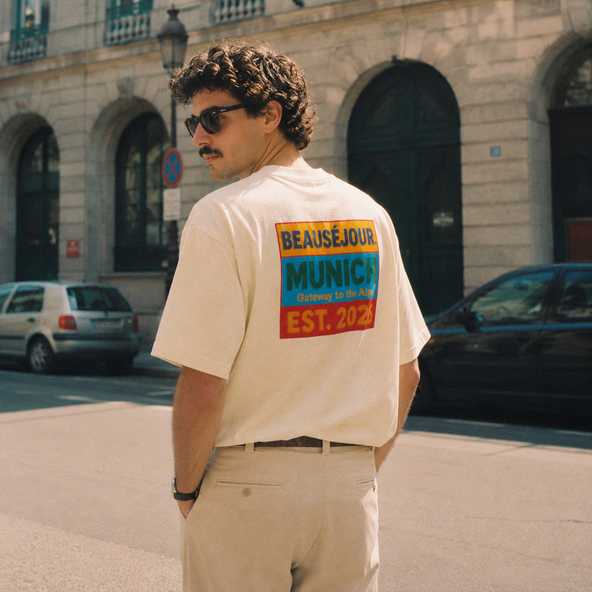 T-Shirt Boxy Gateway to the Alps Beauséjour® coloris crème homme, coupe boxy oversize, épaules tombantes, vue de face.